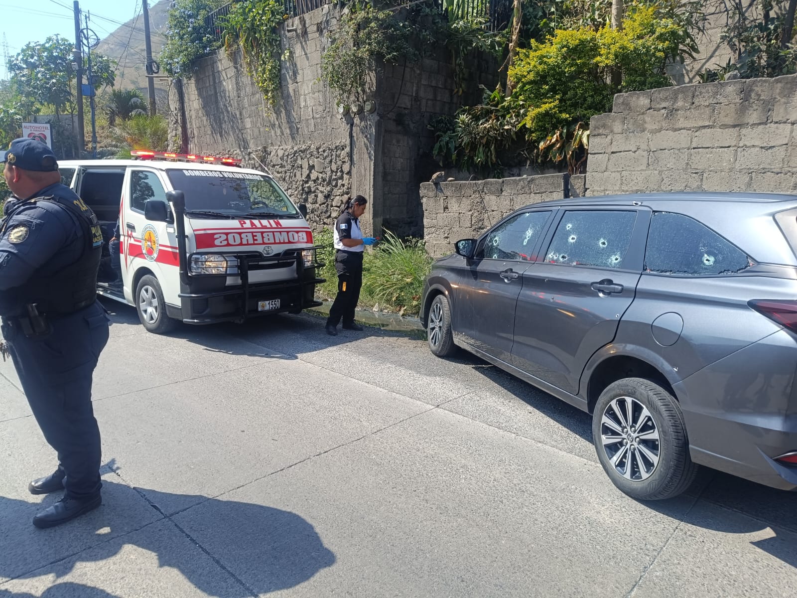 Agentes de la PNC resguardan la escena del ataque en el kilómetro 32.5 de la carretera al Pacífico, donde fue asesinado Andy Díaz.  (Foto Prensa Libre: CVB)