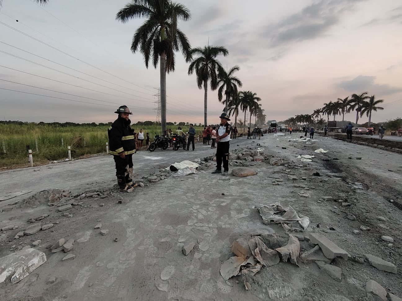Autoridades trabajan en el kilómetro 56 de la autopista Palín-Escuintla, donde un camión sin frenos embistió varios vehículos y causó la muerte de dos personas. (Foto Prensa Libre: CVB)