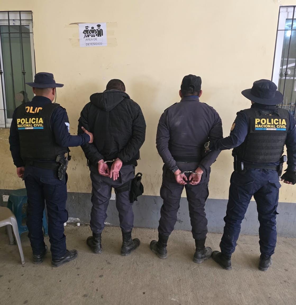 Agentes de la PNC detienen a dos guardias del Sistema Penitenciario señalados de permitir la fuga de un reo que murió tras lanzarse de un puente, en la zona 2 de Huehuetenango. (Foto Prensa Libre: PNC)