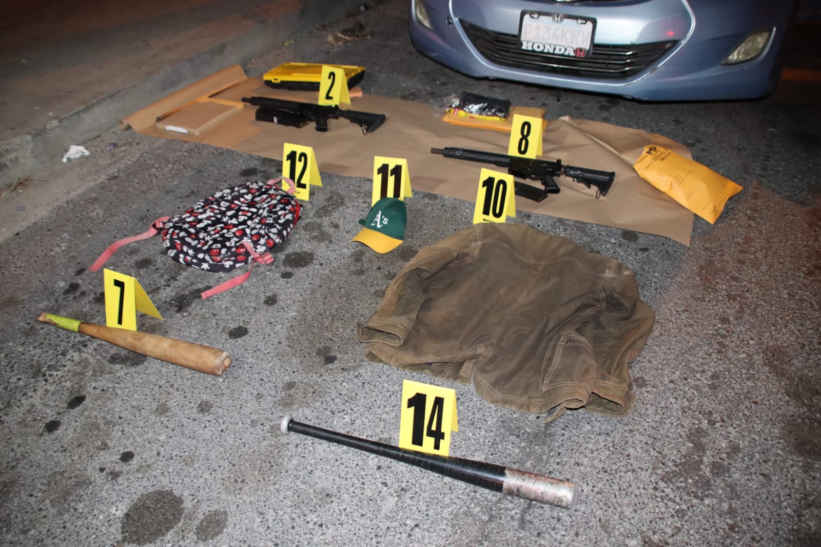 Agente de la PNC resguarda el vehículo donde fueron localizados dos fusiles y otros indicios, en la 20 calle y avenida Elena, zona 3. (Foto Prensa Libre: PNC)