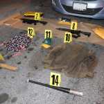 Agente de la PNC resguarda el vehículo donde fueron localizados dos fusiles y otros indicios, en la 20 calle y avenida Elena, zona 3. (Foto Prensa Libre: PNC)