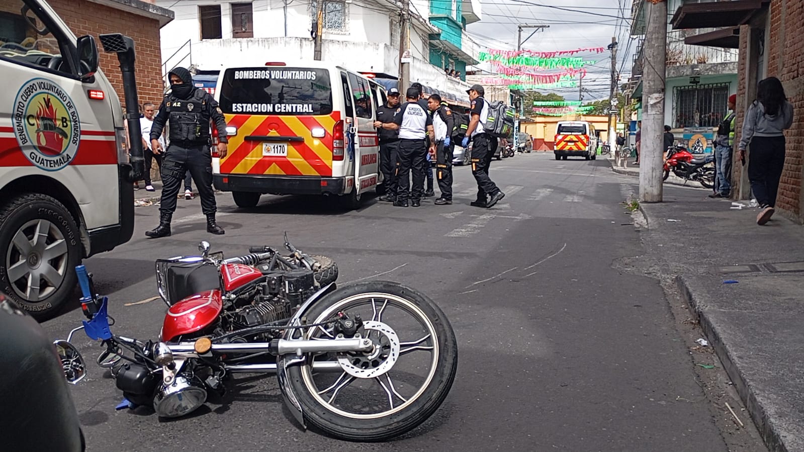 Una motocicleta queda tirada en la escena del ataque armado ocurrido en la 6ª avenida y 12 calle C, zona 3. (Foto Prensa Libre: CVB)
