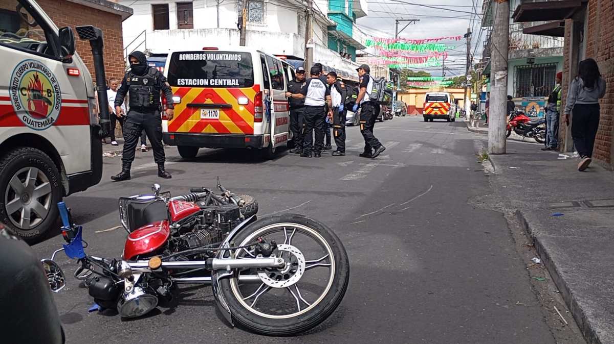 Una motocicleta queda tirada en la escena del ataque armado ocurrido en la 6ª avenida y 12 calle C, zona 3. (Foto Prensa Libre: CVB)