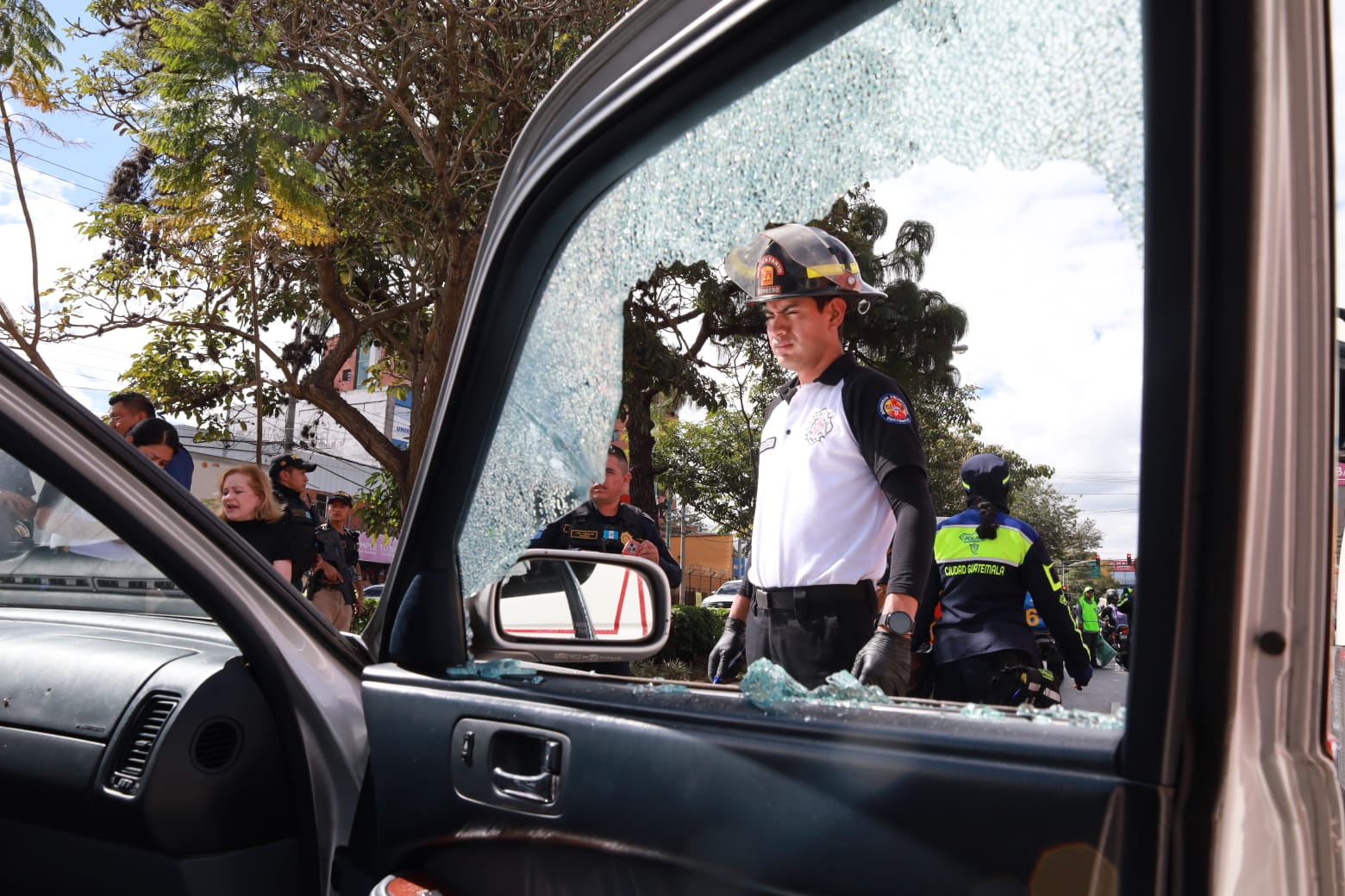 Bomberos Voluntarios asisten a una pareja de adultos mayores tras un ataque armado en la Calzada Roosevelt; las víctimas resultaron ilesas. (Foto Prensa Libre: CVB)
