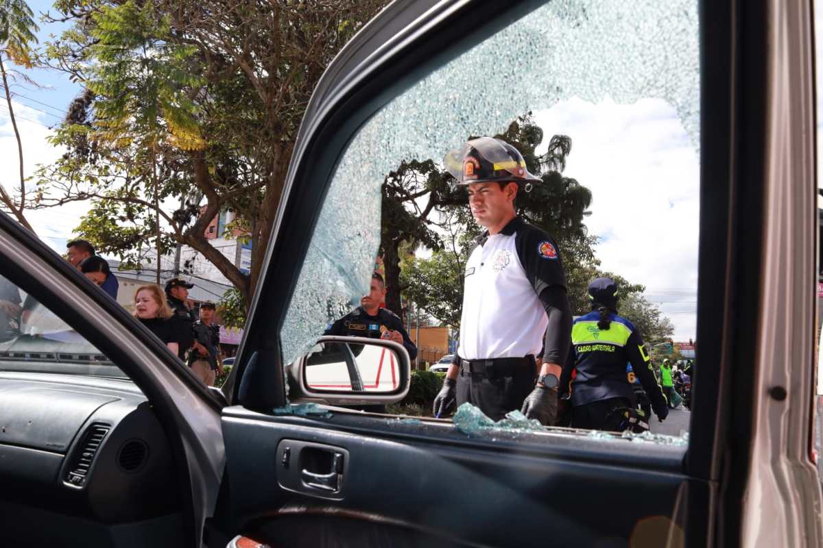 Bomberos Voluntarios asisten a una pareja de adultos mayores tras un ataque armado en la Calzada Roosevelt; las víctimas resultaron ilesas. (Foto Prensa Libre: CVB)