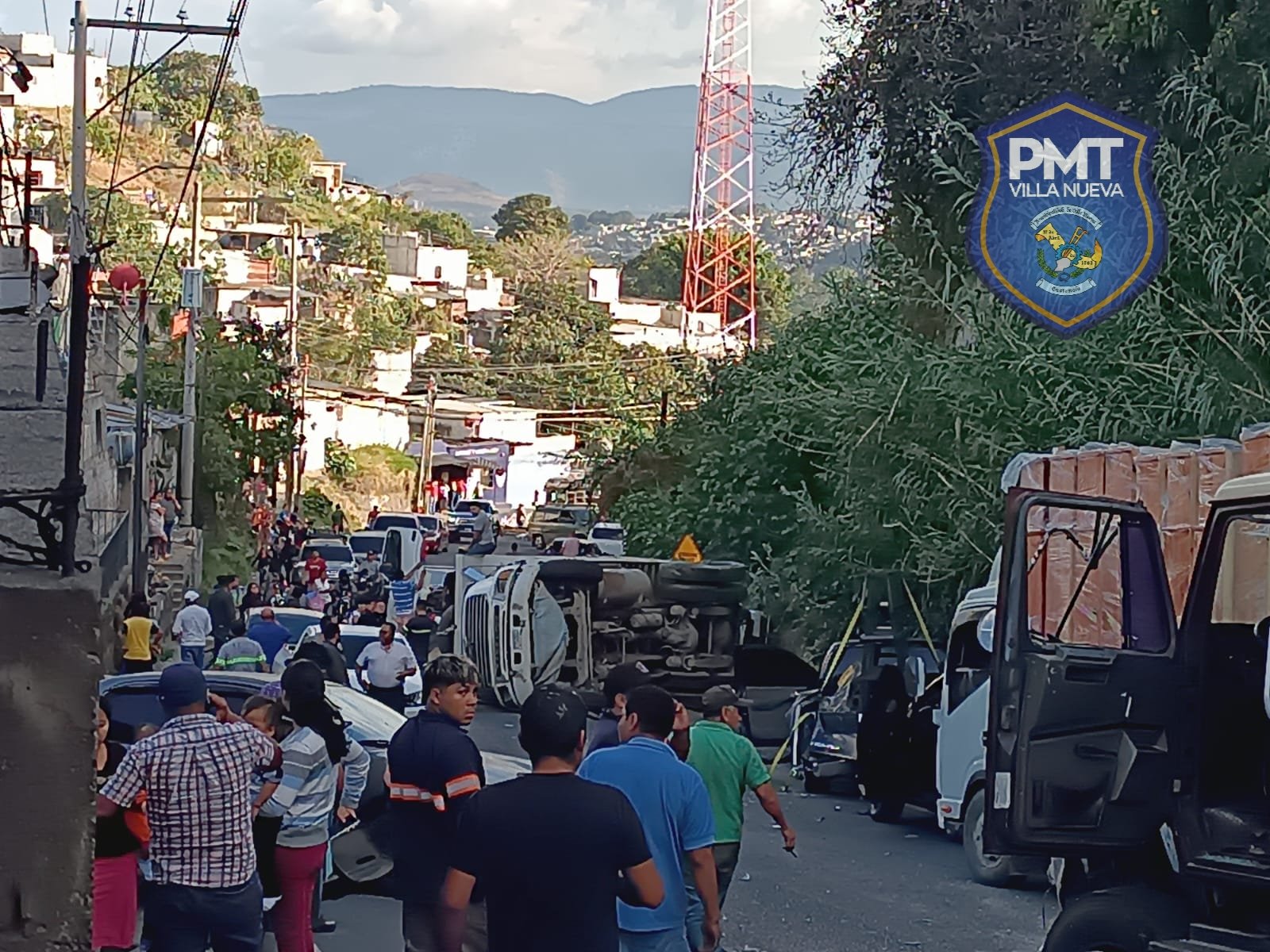 Tres vehículos quedaron volcados luego del accidente múltiple registrado en la Cuesta del Zope, en la ruta hacia Milpas Altas. (Foto Prensa Libre: PMT de Villa Nueva)