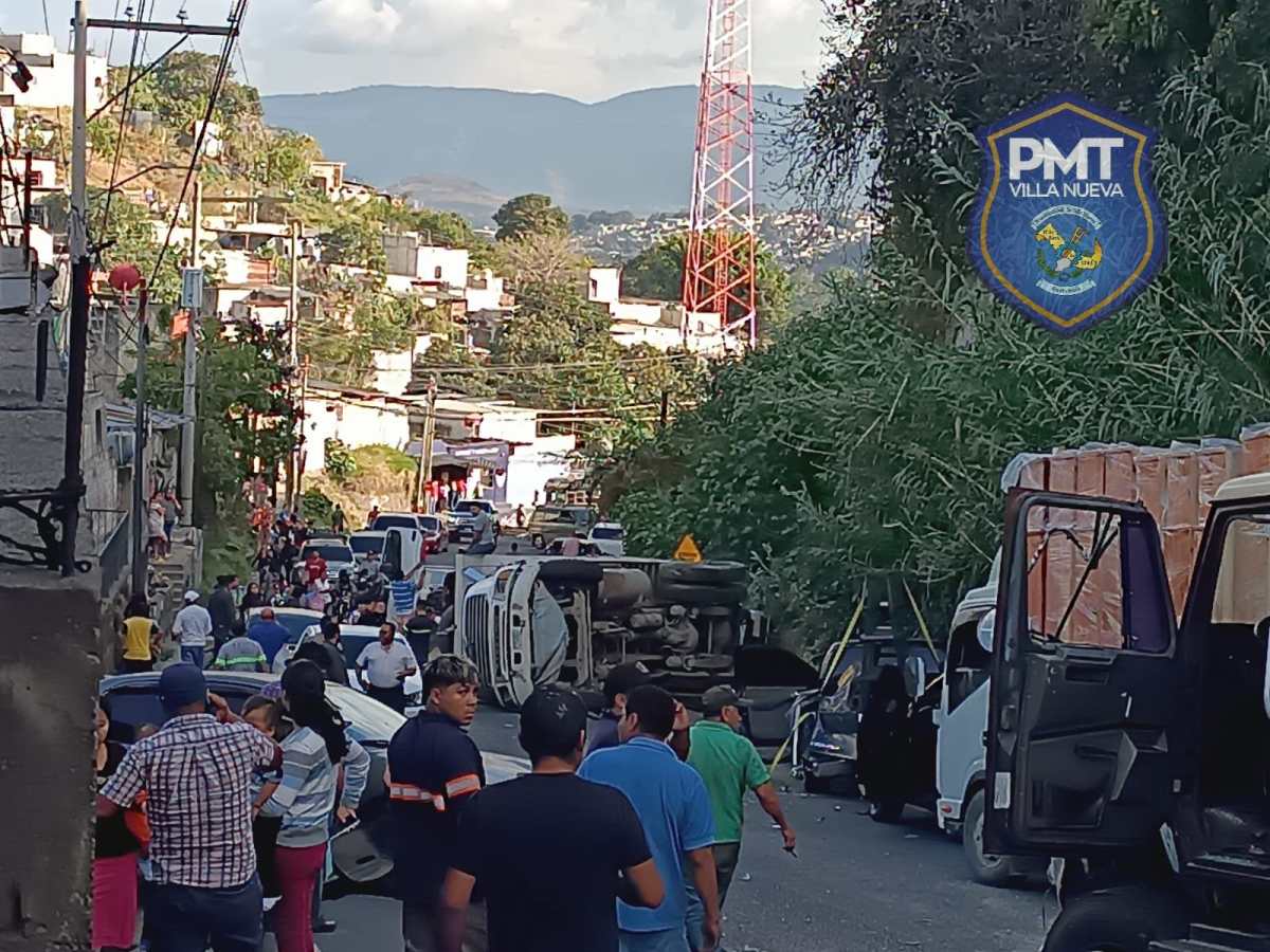 Tres vehículos quedaron volcados luego del accidente múltiple registrado en la Cuesta del Zope, en la ruta hacia Milpas Altas. (Foto Prensa Libre: PMT de Villa Nueva)