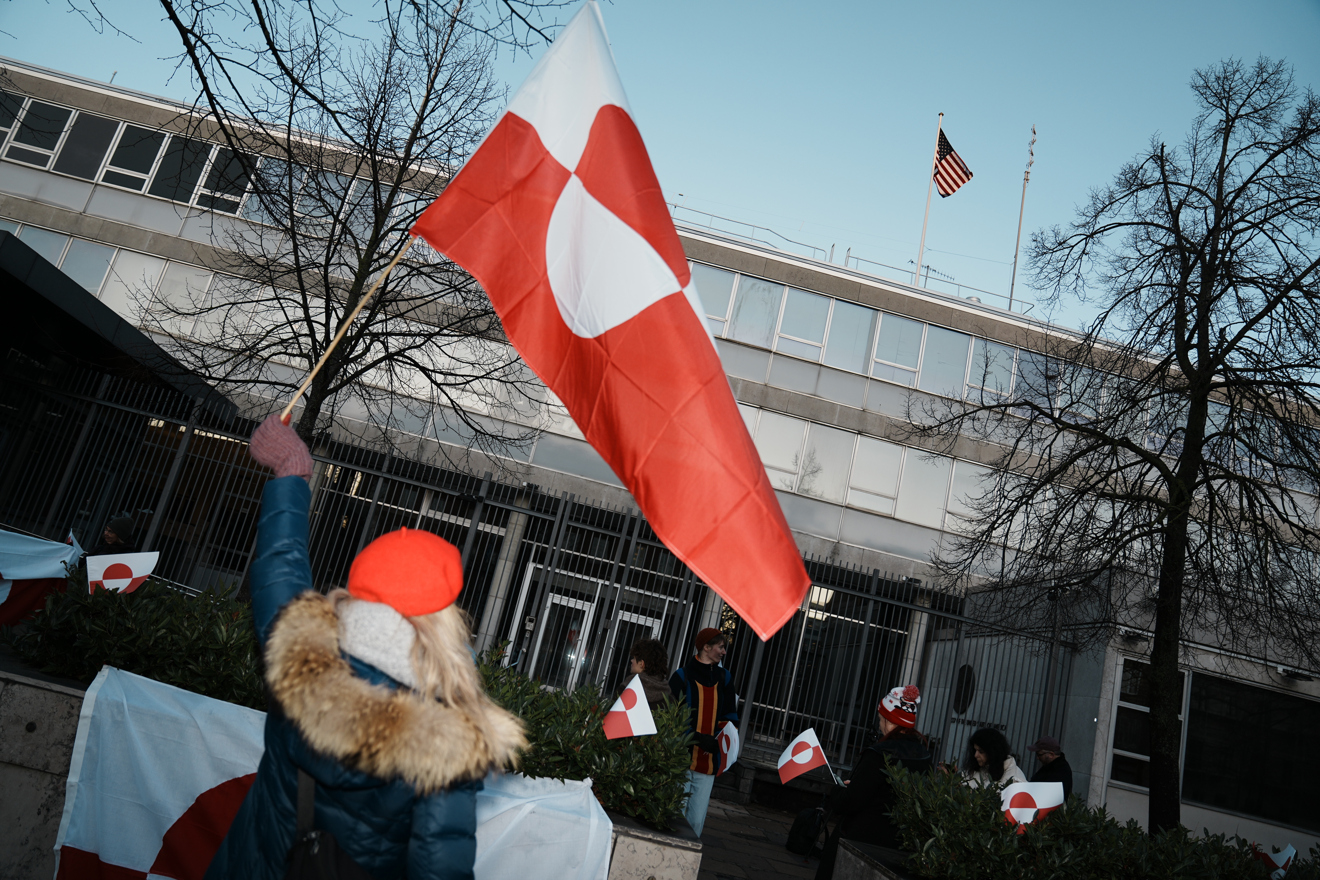 Copenhagen (Denmark), 14/01/2026.- People wave the flag of Greenland as they take part in a demonstration under the slogan 'Greenland is for Greenlanders' in front of the US embassy in Copenhagen, Denmark, on 14 January 2026. (Protestas, Dinamarca, Groenlandia, Copenhague) EFE/EPA/Thomas Traasdahl DENMARK OUT