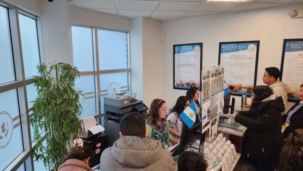 Guatemaltecos hacen fila para realizar trámites migratorios en el Consulado de Guatemala en Riverhead, Nueva York.