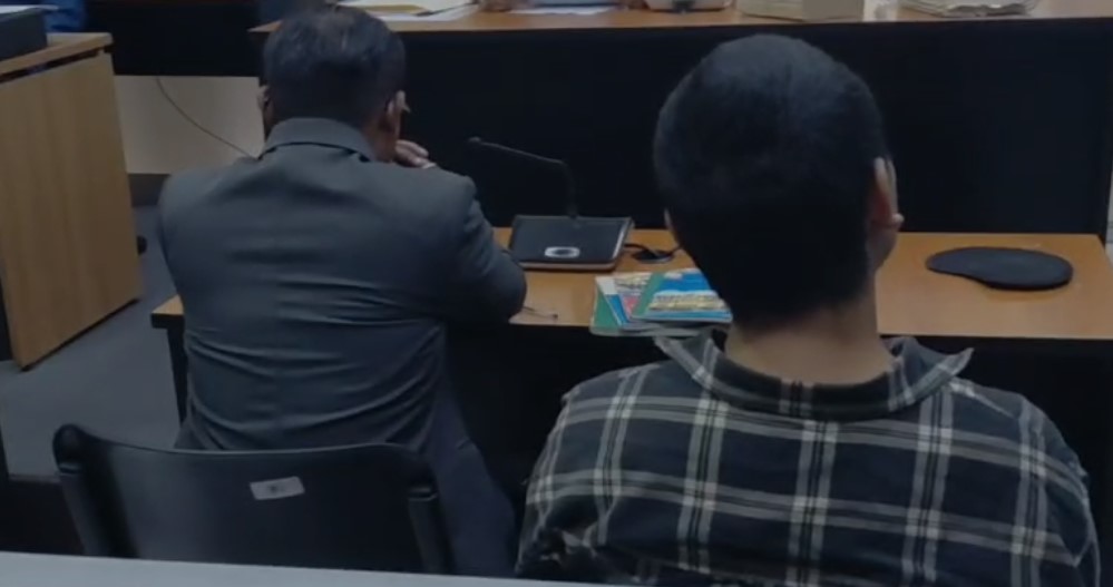  El juez escucha los audios presentados por el MP que vinculan a Harol Salguero con el ataque a policías. (Foto Prensa Libre)