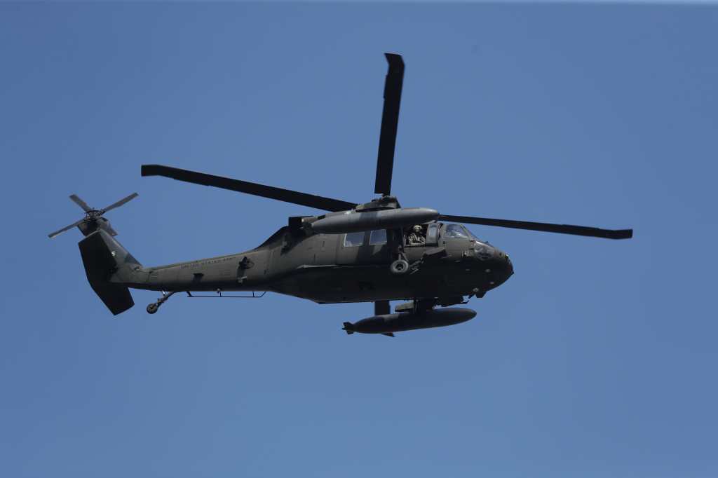 Helicóptero sobrevuela el Centro Cívico durante simulacro de terremoto por aniversario del sismo de 1976