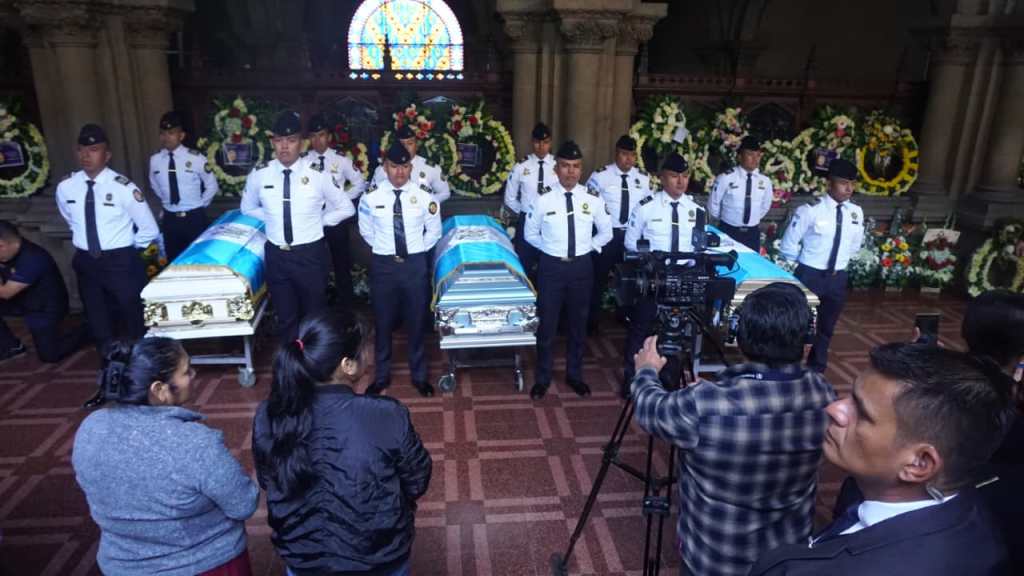 Honras fúnebres por agentes de la PNC fallecidos en cumplimiento del deber, realizadas en el Mingob con presencia del presidente Bernardo Arévalo.