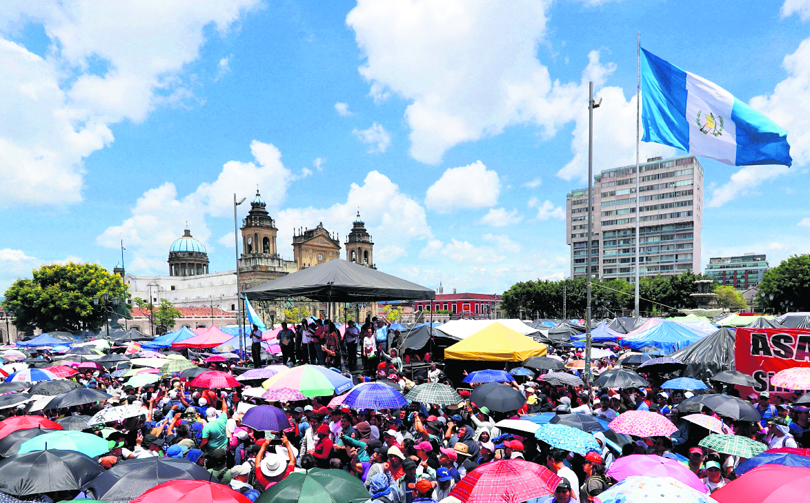 Maestros del STEG terminan caminata frente al Palacio Nacional de la Cultura donde llegan toas las maches de distintos puntos los docentes exigen se respete el pacto colectivo.Prensa Libre. Erick Avila: 21/07/2025