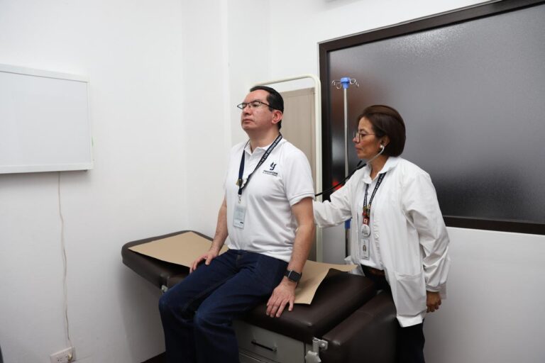 Afiliados del Igss pueden verificar en línea, por teléfono o en oficinas centrales la periférica o unidad médica que les corresponde según su dirección registrada. (Foto, Prensa Libre: cortesía Igss)