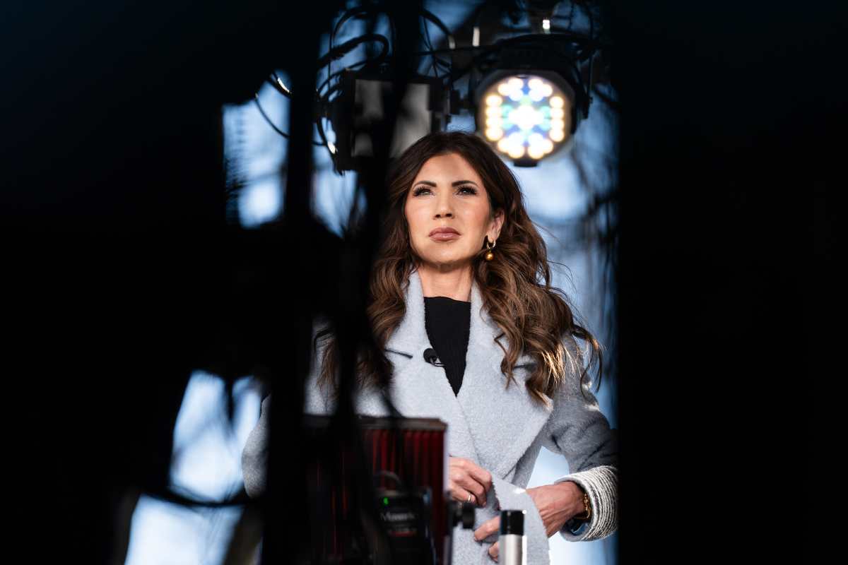 Demócratas estudian juicio político en contra de Kristi Noem.