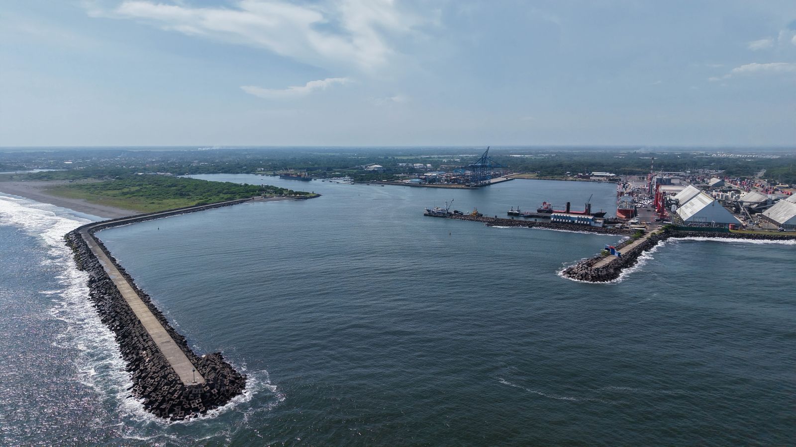 La iniciativa de Ley tiene como objetivo principal crear un marco legal moderno y unificado para ordenar, regular y desarrollar el Sistema Portuario Nacional, con énfasis en la eficiencia, seguridad, competitividad y atracción de inversión.(Foto Prensa Libre: Cortesía)