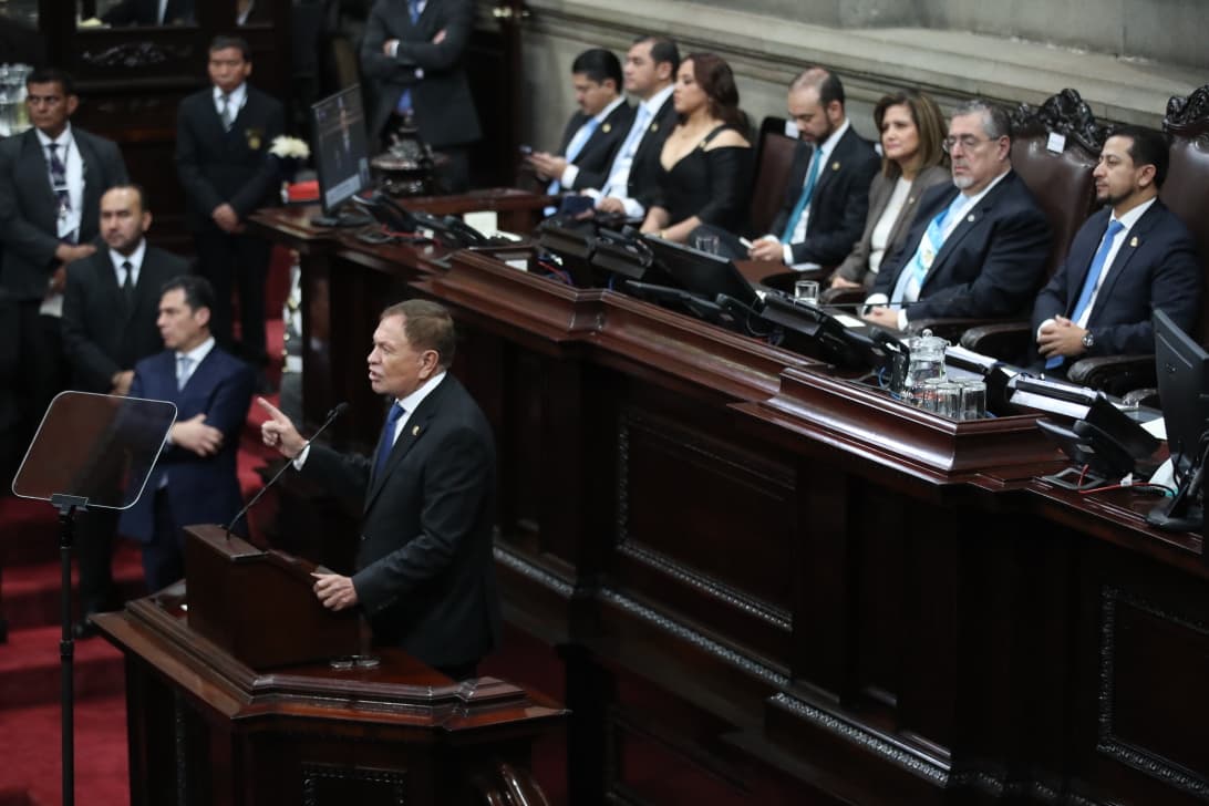 El presidente Bernardo Arévalo saluda a Luis Contreras tras asumir la presidencia del Congreso