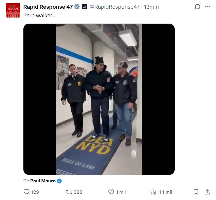 AME2043. NUEVA YORK (ESTADOS UNIDOS), 03/01/2026.- Captura de video tomada de la cuenta en X @RapidResponse47 de la Casa Blanca del presidente de Venezuela, Nicolás Maduro (c), a su llegada a la sede de la DEA este sábado, en Nueva York (EE.UU.). EFE/ Rapidresponse47 /SOLO USO EDITORIAL/ NO VENTAS/ SOLO DISPONIBLE PARA ILUSTRAR LA NOTICIA QUE ACOMPAÑA (CRÉDITO OBLIGATORIO)