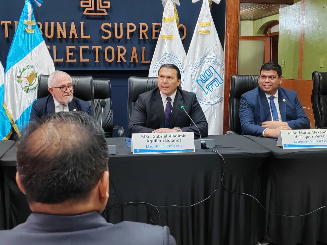 En el centro, el magistrado Gabriel Aguilera, presidente del Tribunal Supremo Electoral. (Foto Prensa Libre: Moisés Xec). 