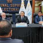 En el centro, el magistrado Gabriel Aguilera, presidente del Tribunal Supremo Electoral. (Foto Prensa Libre: Moisés Xec).