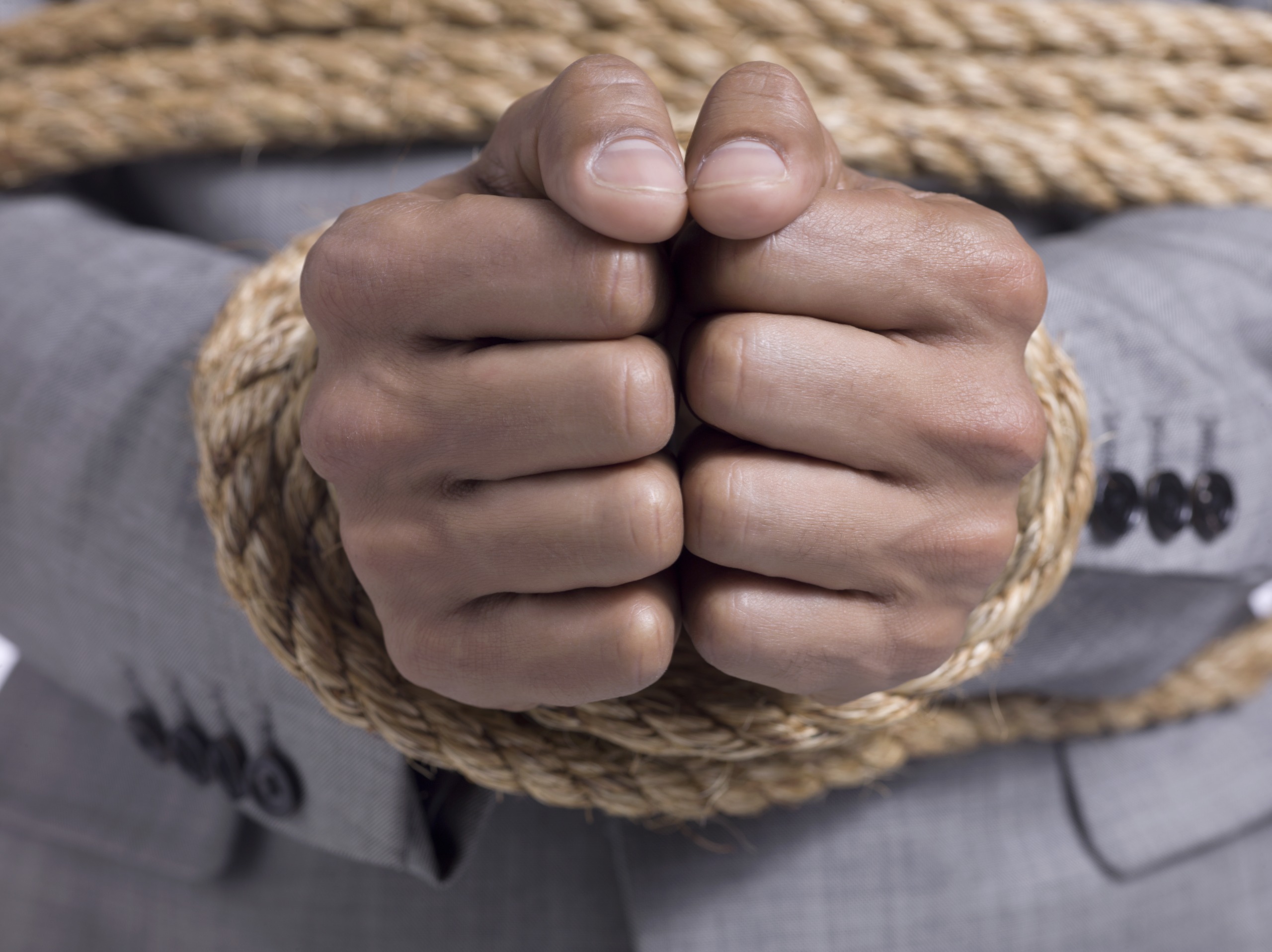 Manos atadas como referencia a secuestro exprés denunciado por el Colegio de Arquitectos