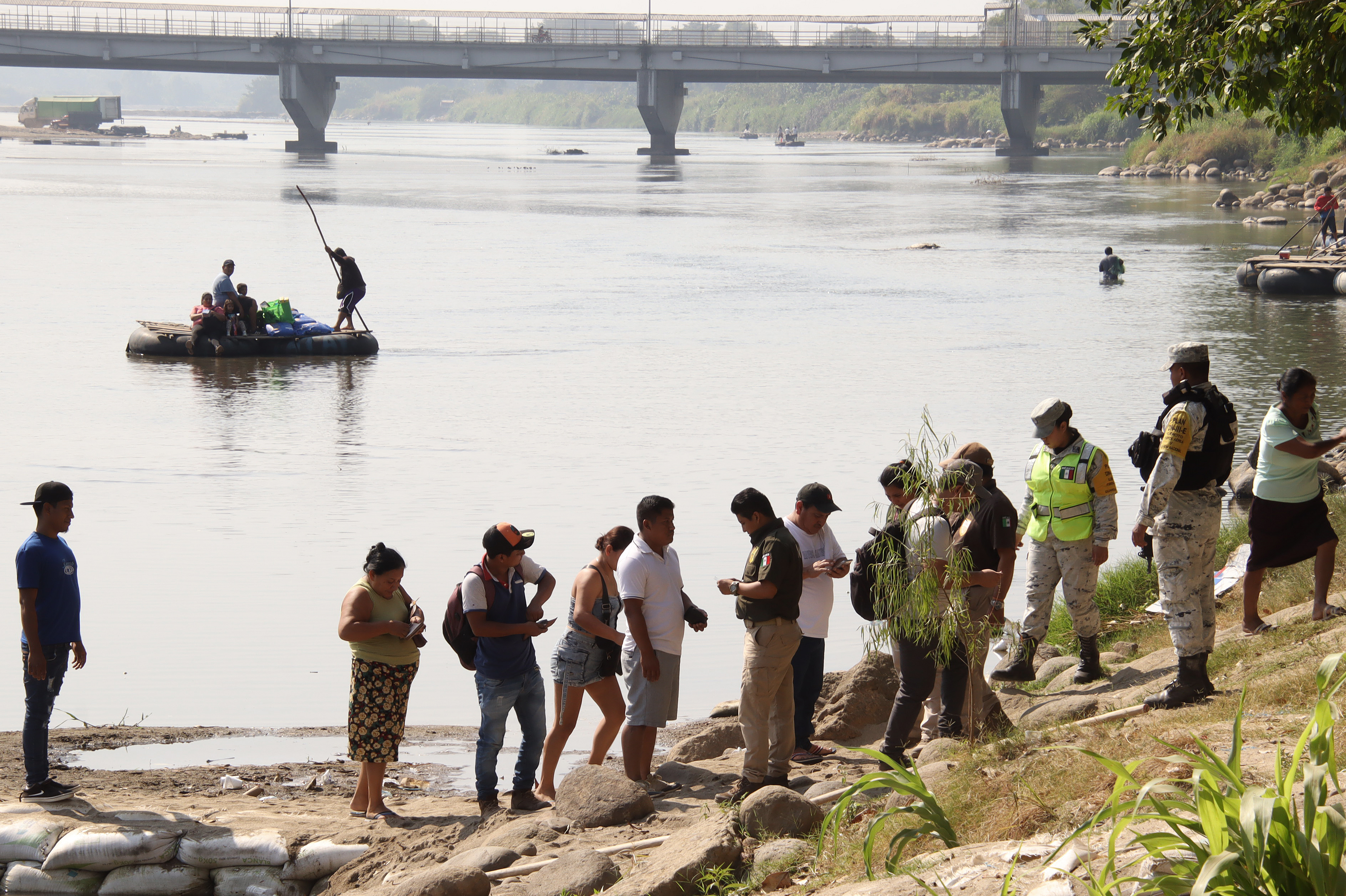 MEX3433. TAPACHULA (MÉXICO), 31/01/2026.- Policías estatales y Agentes de la Guardia Nacional (INM) realizan un control de seguridad por la ola de violencia este sábado, en las inmediaciones del Río Suchiate en el estado de Chiapas (México). EFE/Juan Manuel Blanco