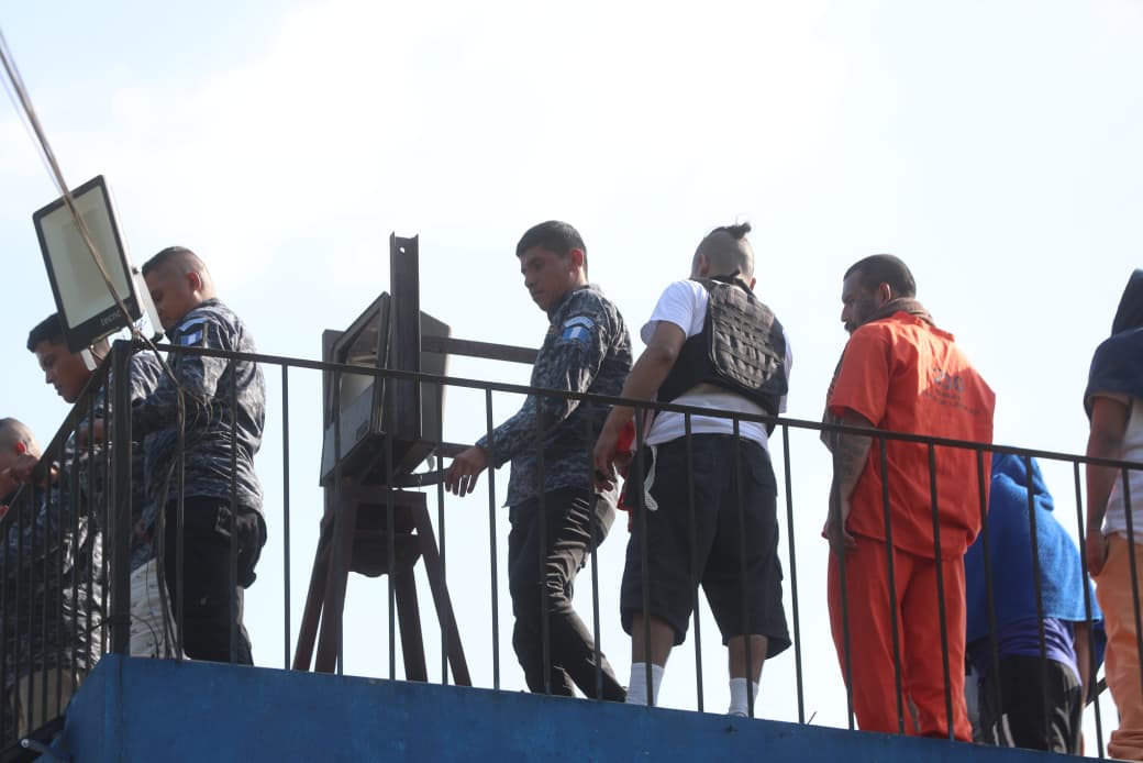 La agresión de ocho agentes de la PNC y las heridas sufridas por otro grupo en ataques armados, así como los motines en tres cárceles y el aumento de la criminalidad en determinadas zonas, están asociados a un enfrentamiento directo entre grupos de pandillas y el Estado, según analistas.