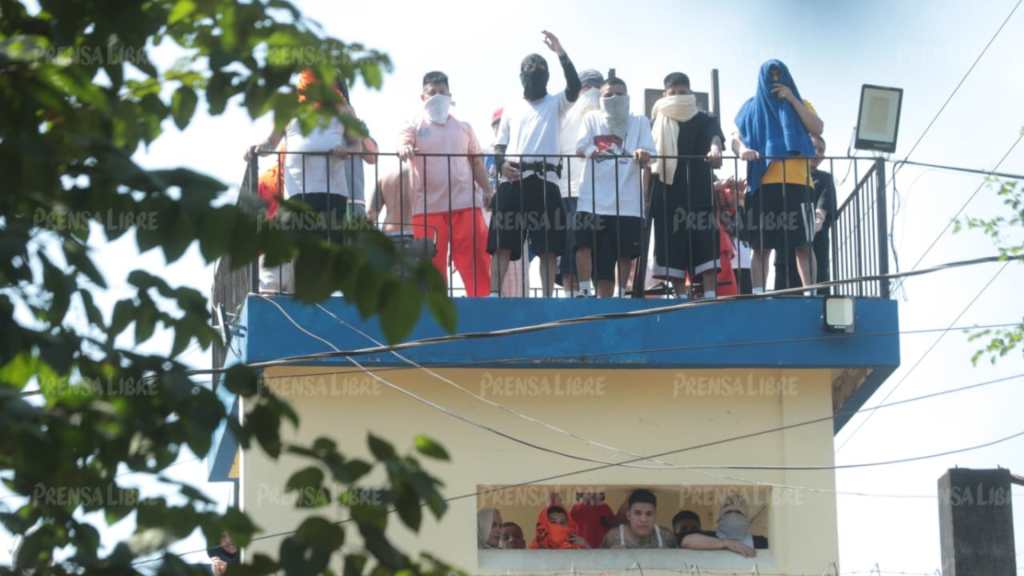 Motín en el centro penitenciario Renovación 1, donde reos mantuvieron como rehenes a guardias penitenciarios durante el sábado.