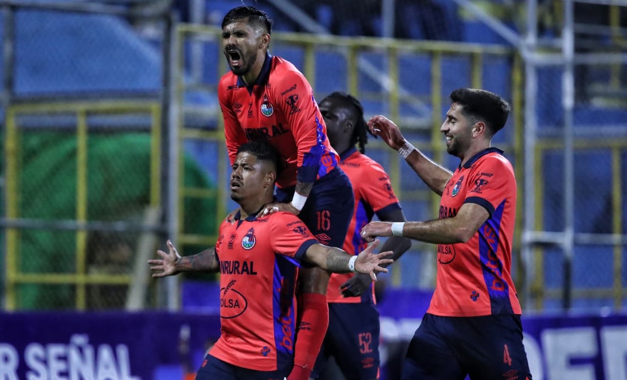 Municipal vence a Xelajú MC con un solitario gol de Pedro Altán y consigue su primera victoria del Clausura