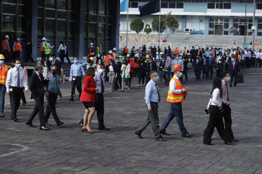 Personas evacúan edificios en la zona 4 del Centro Cívico durante simulacro de terremoto en Guatemala
