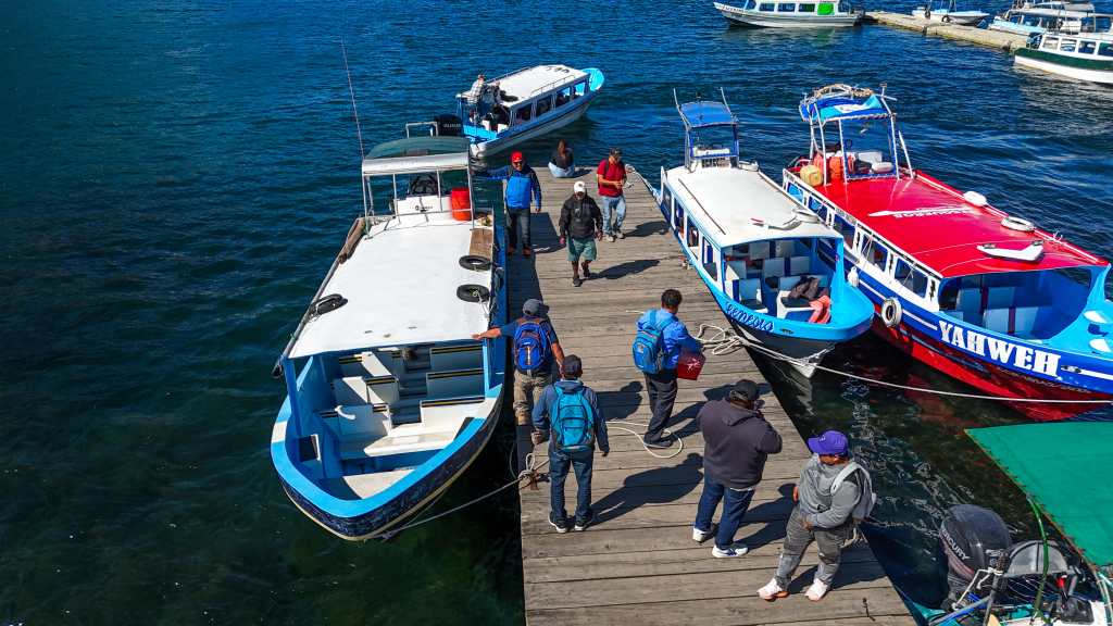 SARAMPIîN, SANTIAGO ATITLçN. Se visit el municipio De Santiago Atitln en Solol, para documentar e investigar sobre los ltimos brotes de sarampin registrados en el lugar. Esta enfermedad tena 28 aos de no presentar un caso en el pas En la imagen, embarcadero De Santiago Atitln en el Lago de Atitln. Juan Diego Gonzlez. 130126