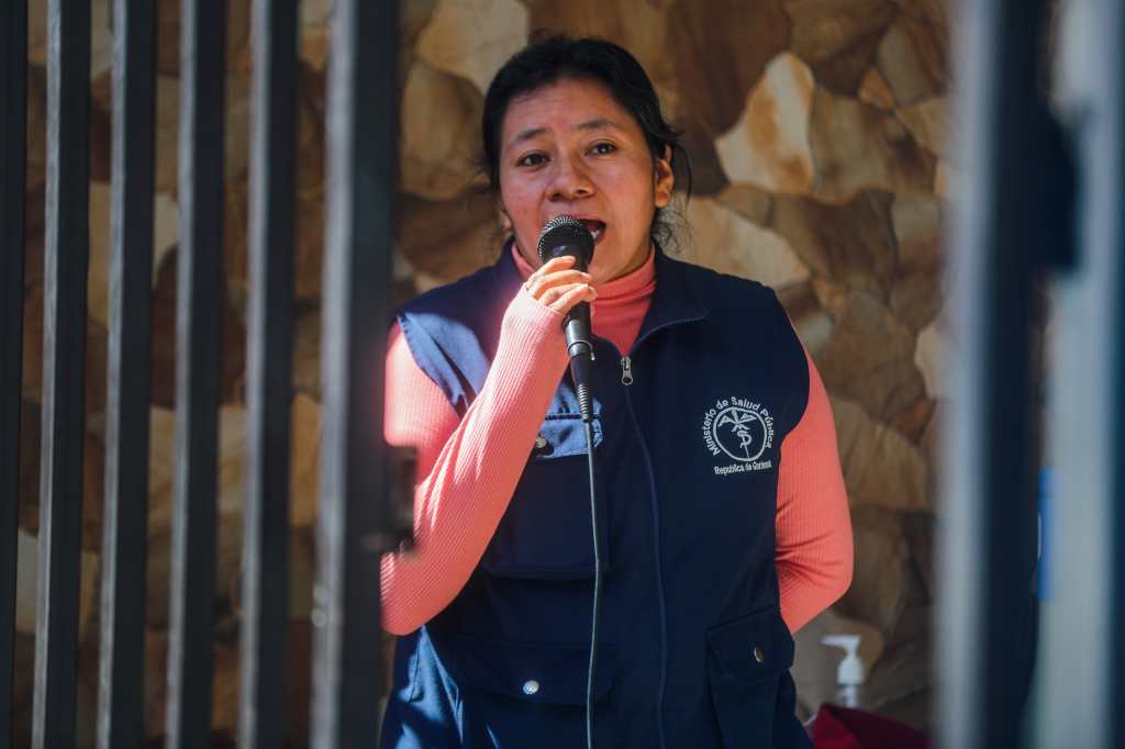 SARAMPIîN, SANTIAGO ATITLçN. Se visit el municipio De Santiago Atitln en Solol, para documentar e investigar sobre los ltimos brotes de sarampin registrados en el lugar. Esta enfermedad tena 28 aos de no presentar un caso en el pas En la imagen, colaboradores del Ministerio de Salud salen a las calles a ofrecer la vacuna del Sarampin. Juan Diego Gonzlez. 130126