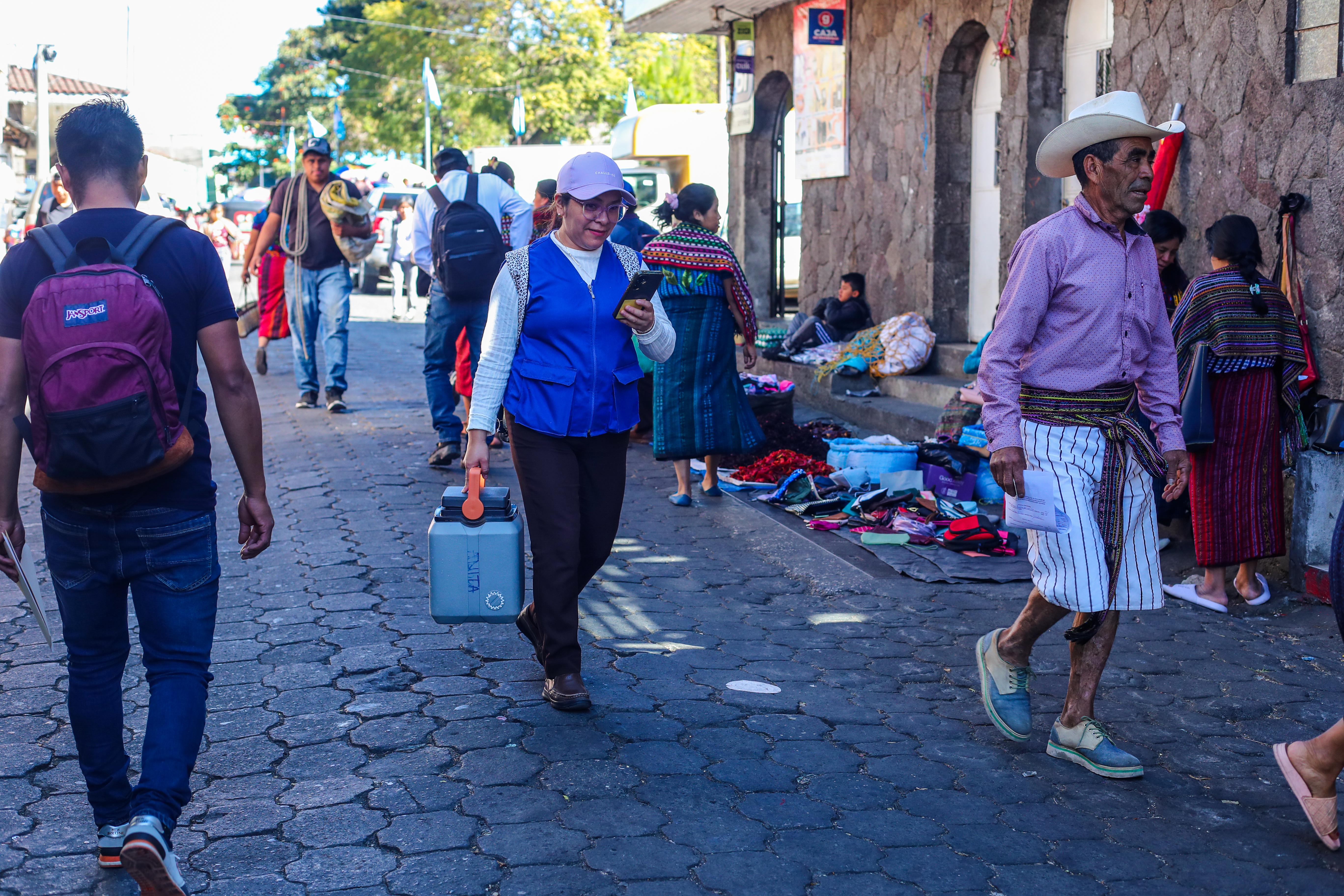 SARAMPIîN, SANTIAGO ATITLçN. Se visit el municipio De Santiago Atitln en Solol, para documentar e investigar sobre los ltimos brotes de sarampin registrados en el lugar. Esta enfermedad tena 28 aos de no presentar un caso en el pas En la imagen, colaboradores del Ministerio de Salud salen a las calles a ofrecer la vacuna del Sarampin. Juan Diego Gonzlez. 130126