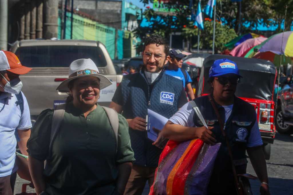 SARAMPIîN, SANTIAGO ATITLçN. Se visit el municipio De Santiago Atitln en Solol, para documentar e investigar sobre los ltimos brotes de sarampin registrados en el lugar. Esta enfermedad tena 28 aos de no presentar un caso en el pas En la imagen, colaboradores del Ministerio de Salud salen a las calles a ofrecer la vacuna del Sarampin. Juan Diego Gonzlez. 130126
