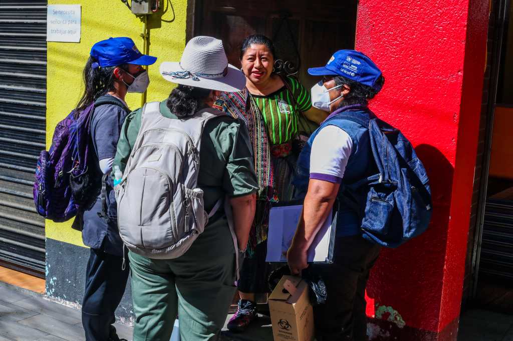 SARAMPIîN, SANTIAGO ATITLçN. Se visit el municipio De Santiago Atitln en Solol, para documentar e investigar sobre los ltimos brotes de sarampin registrados en el lugar. Esta enfermedad tena 28 aos de no presentar un caso en el pas En la imagen, colaboradores del Ministerio de Salud salen a las calles a ofrecer la vacuna del Sarampin.