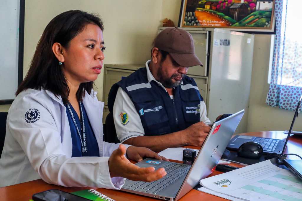 SARAMPIîN, SANTIAGO ATITLçN. Se visit el municipio De Santiago Atitln en Solol, para documentar e investigar sobre los ltimos brotes de sarampin registrados en el lugar. Esta enfermedad tena 28 aos de no presentar un caso en el pas En la imagen, Centro de Salud De Santiago Atitln. Juan Diego Gonzlez. 130126