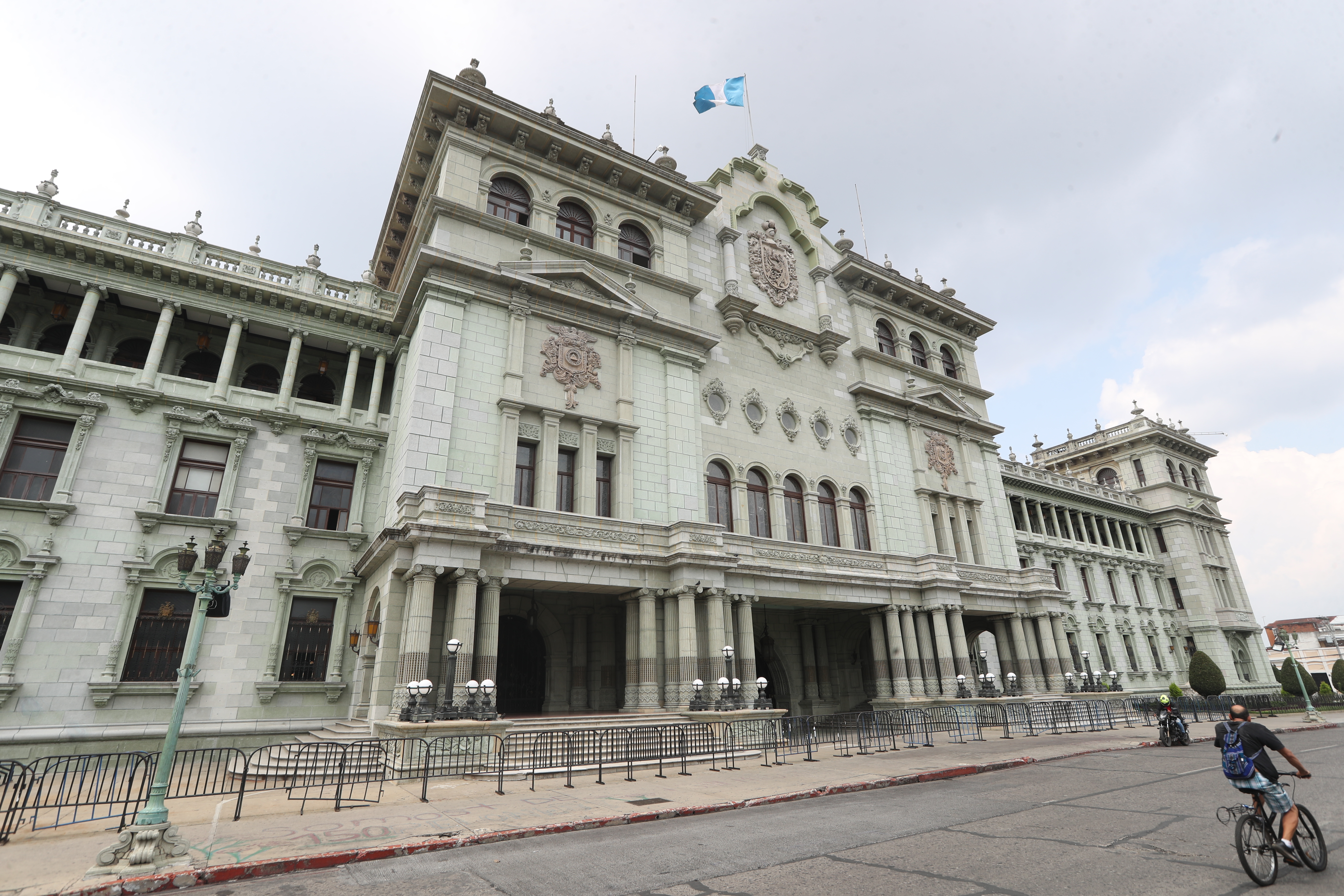 Fachada del Palacio Nacional de la Cultura, sede del Gobierno de Guatemala, en el marco del estudio de verificación de recursos humanos del Estado.