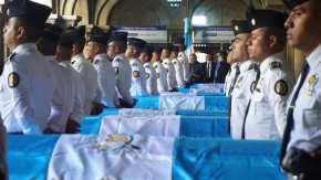 Acto funebre, en el Ministerio de Gobernación, zona 1, de la ciudad de Guatemala, en memoria de los 8 policías muertos en ataques armados sucedidos en distintos puntos de la ciudad el 18 de enero de 2026. 

Foto Prensa Libre: José Sánchez 
19/01/2026