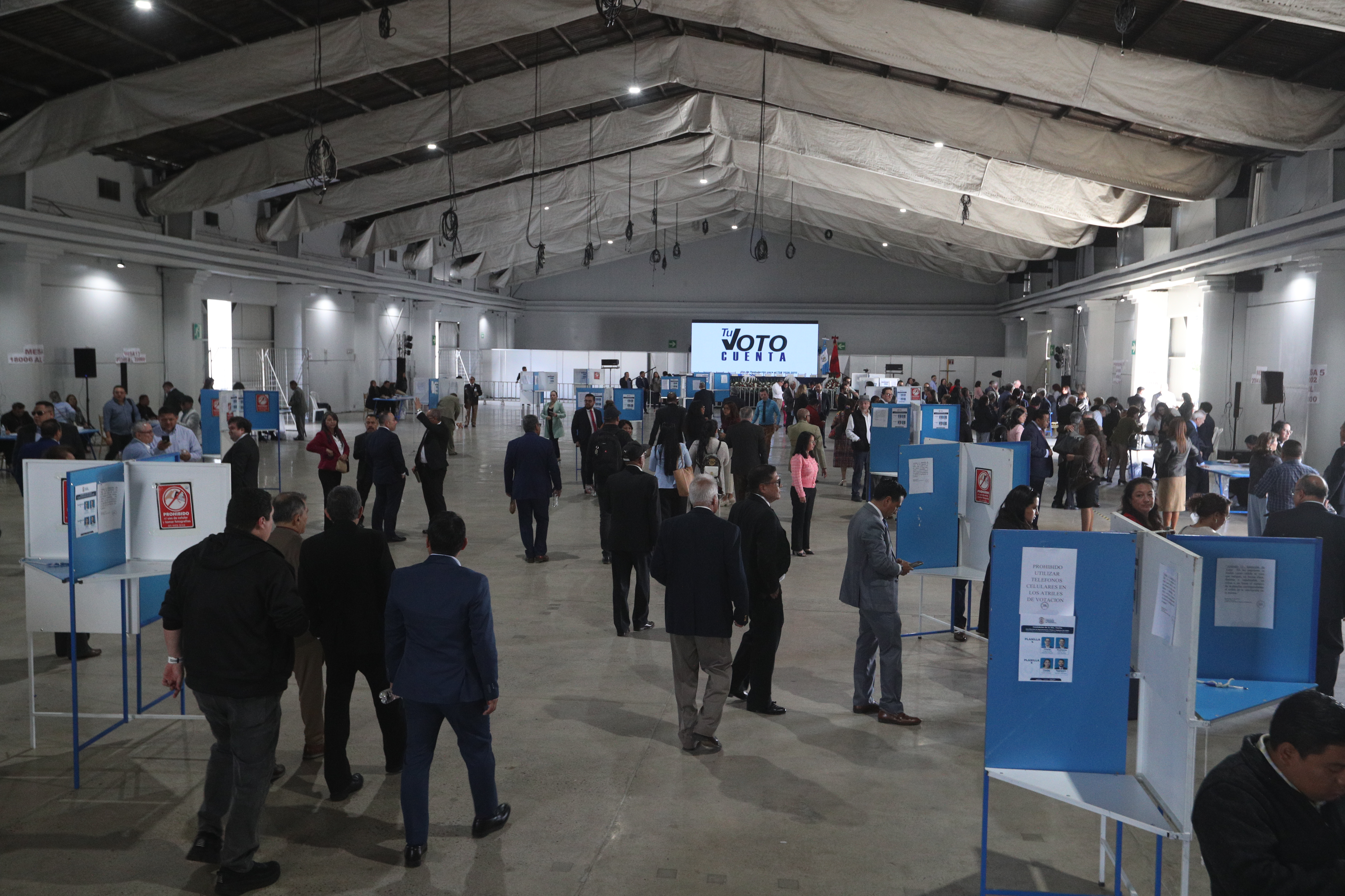 Gregorio Jos Saavedra Zepeda y dgar Ren Ortz Romero, de la planilla 4, resultaron electos como comisionados titular y suplente, respectivamente, para integrar la Comisin de Postulacin que designar a los nuevos magistrados del Tribunal Supremo Electoral (TSE).

La eleccin, celebrada el martes 13 de enero, en segunda vuelta, defini la representacin del Colegio de Abogados y Notarios de Guatemala (CANG) ante la postuladora. La planilla 4 obtuvo los votos necesarios para superar a la planilla 5, encabezada por Mara Alicia Ovalle Gramajo y Jos Pablo Pacheco Samayoa, quienes no lograron la victoria.

Foto: 
BYRON RIVERA 
13/01/2026