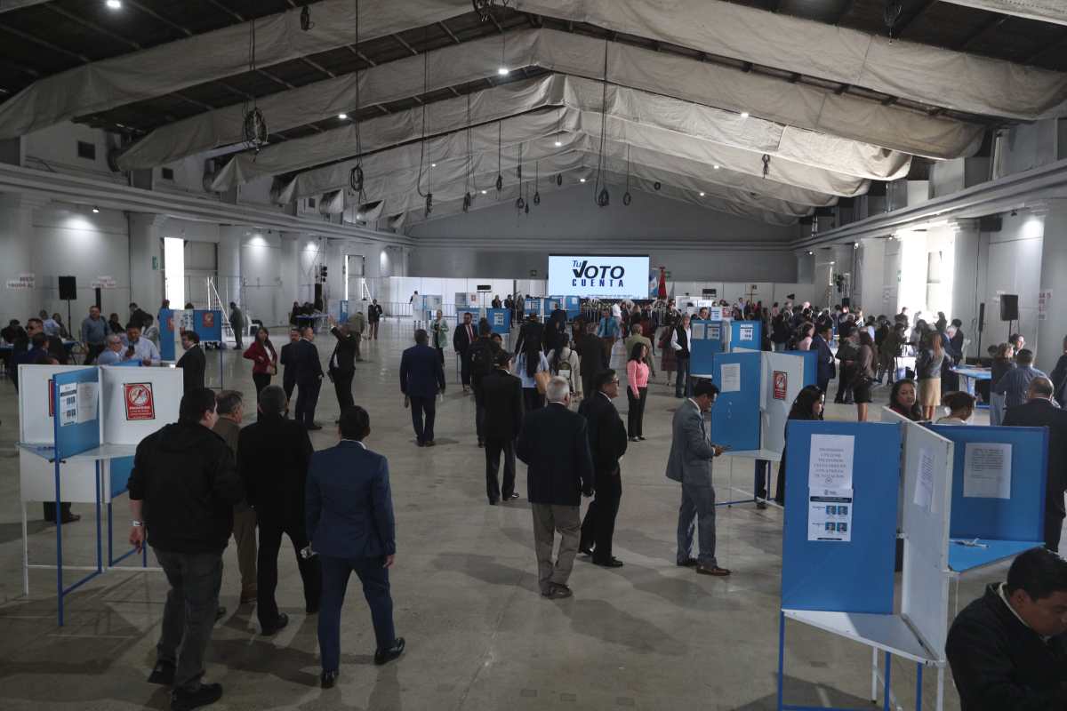 Gregorio Jos Saavedra Zepeda y dgar Ren Ortz Romero, de la planilla 4, resultaron electos como comisionados titular y suplente, respectivamente, para integrar la Comisin de Postulacin que designar a los nuevos magistrados del Tribunal Supremo Electoral (TSE).

La eleccin, celebrada el martes 13 de enero, en segunda vuelta, defini la representacin del Colegio de Abogados y Notarios de Guatemala (CANG) ante la postuladora. La planilla 4 obtuvo los votos necesarios para superar a la planilla 5, encabezada por Mara Alicia Ovalle Gramajo y Jos Pablo Pacheco Samayoa, quienes no lograron la victoria.

Foto: 
BYRON RIVERA 
13/01/2026