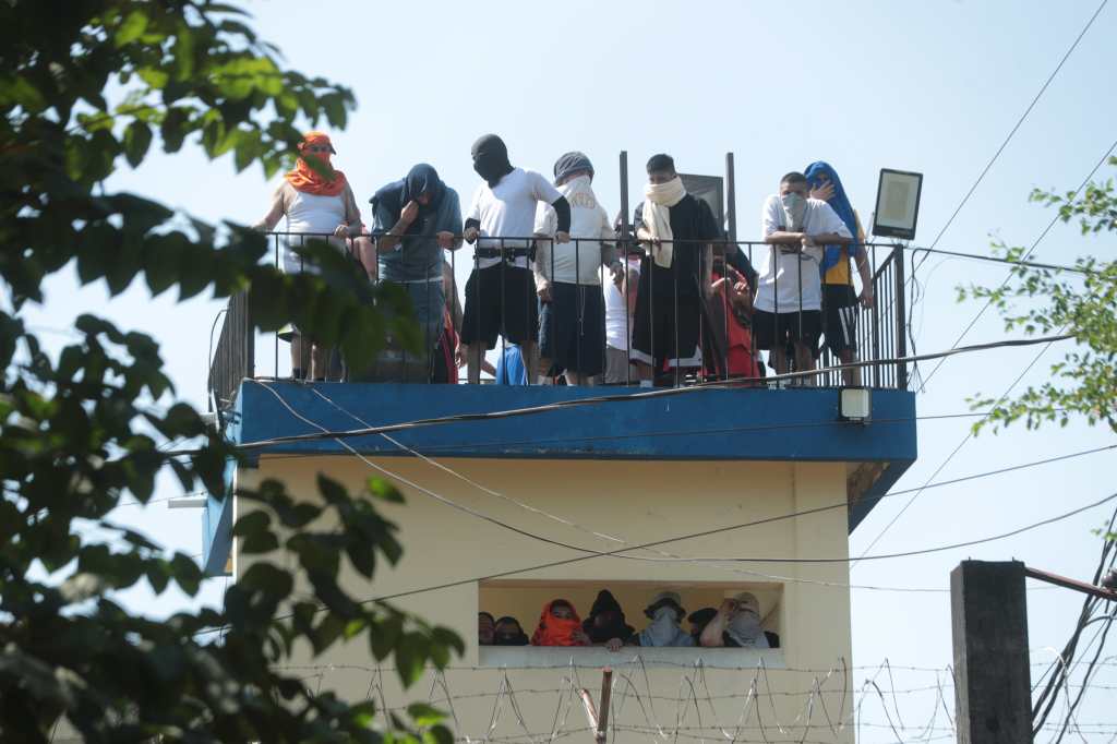 Agentes de seguridad durante los operativos para retomar el control de las cárceles tras los motines del 17 de enero de 2026.