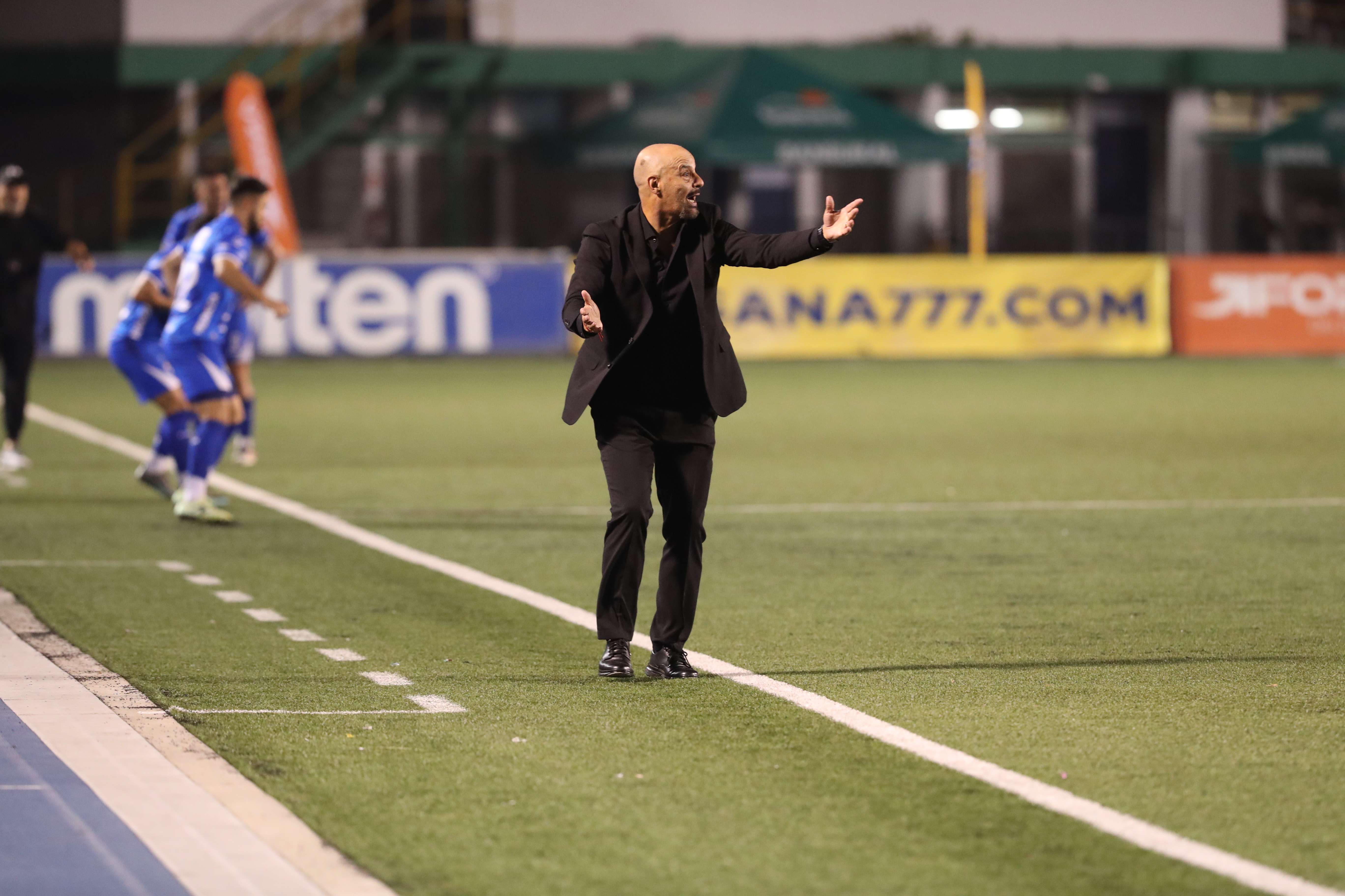 Marco Antonio Figuero, dirigidos a Comunicaciones en el duelo correspondiente a la fecha dos del torneo Clausura. (Foto Prensa Libre: Érick Ávila).