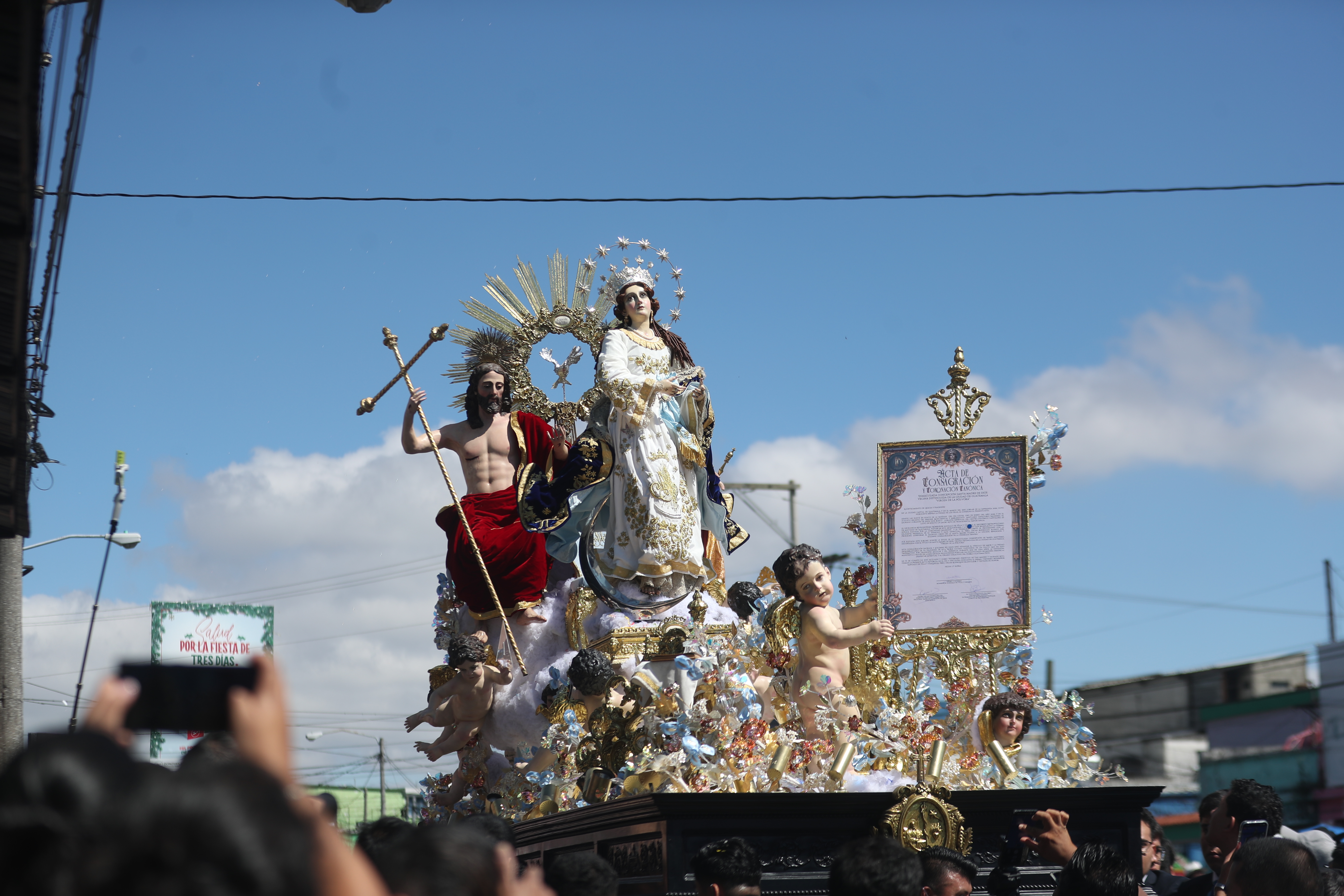 Virgen Inmaculada de la Concepción recorriendo calles y avenidas, saliendo del Santuario Expiatorio Don Bosco, en su tradicional rezado como la primera procesión de cada año, en la que familias la reciben; una tradición en la que participan niños y adultos en acción de gracias por las bendiciones recibidas. 
