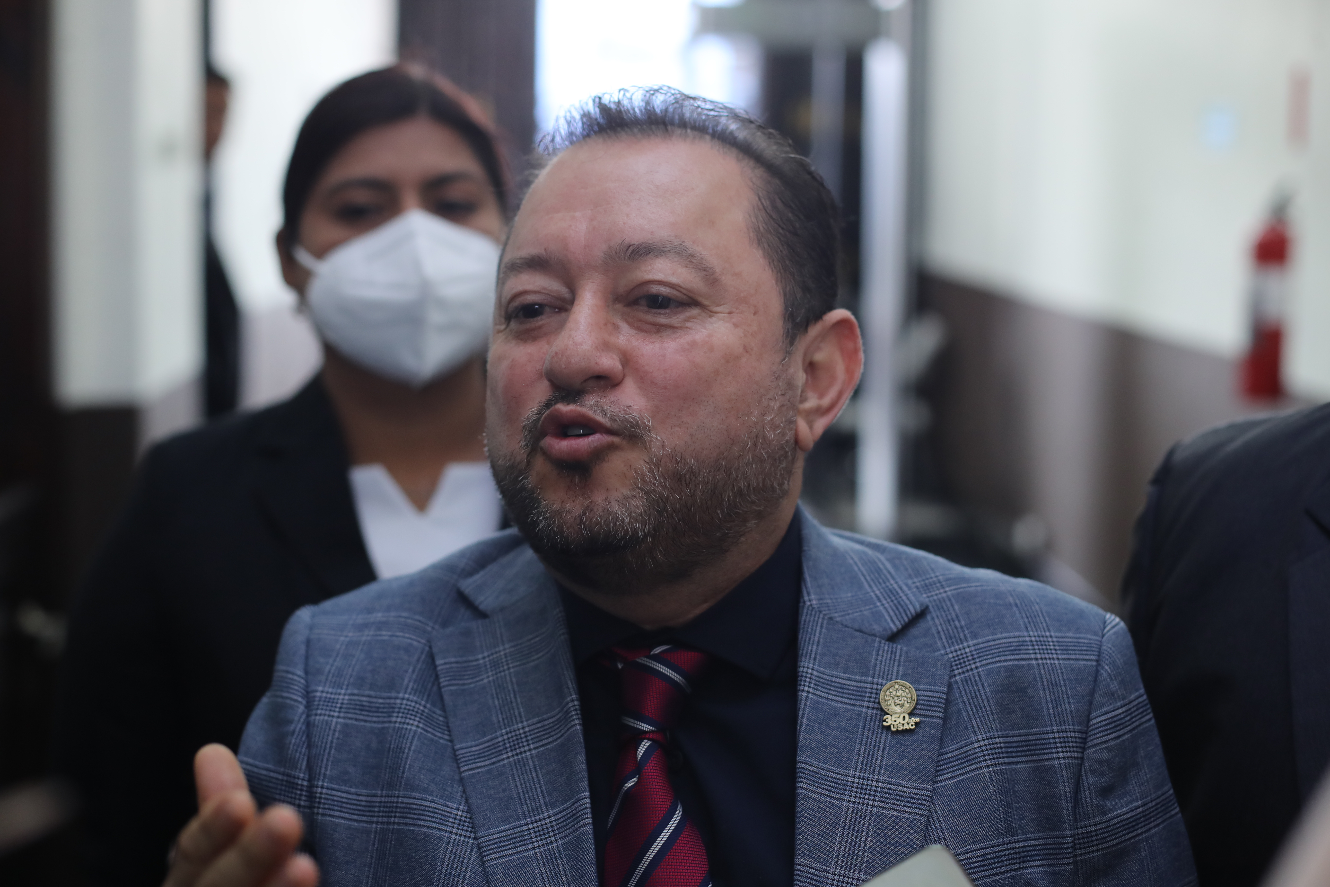 COMISIîN DE POSTULACIîN TSE. En este 21 de enero, se inici con las sesiones de la Comisin de Postulacin que tendr a su cargo la eleccin de candidatos a magistrados del Tribunal Supremo Electoral. Las reuniones se llevarn a cabo en el Congreso de la Repblica. En la imagen, Walter Mazariegos, presidente de la Comisin, a su llegada al Congreso.

Juan Diego Gonzlez.  210126