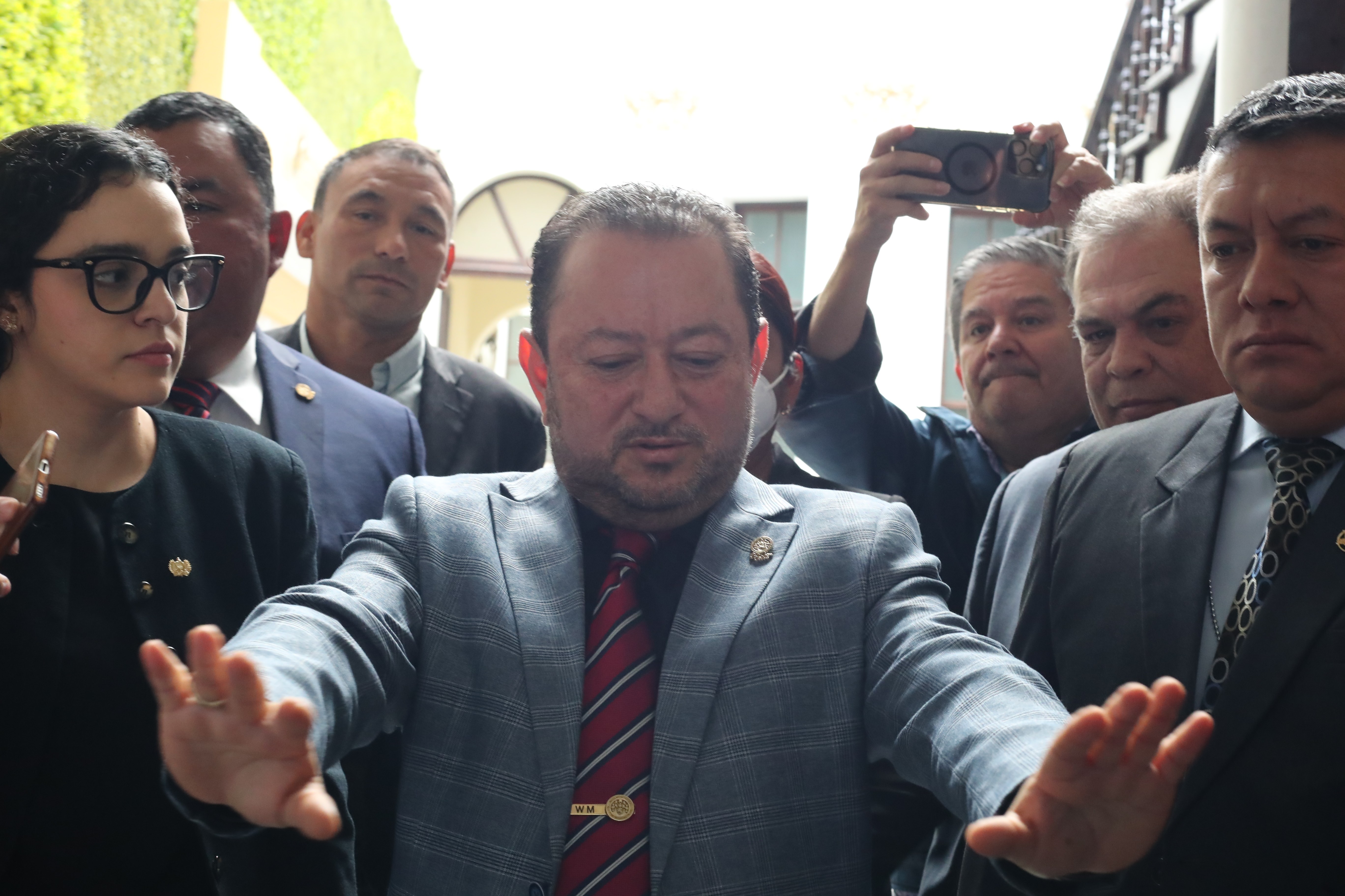 COMISIîN DE POSTULACIîN TSE. En este 21 de enero, se inici con las sesiones de la Comisin de Postulacin que tendr a su cargo la eleccin de candidatos a magistrados del Tribunal Supremo Electoral. Las reuniones se llevarn a cabo en el Congreso de la Repblica. En la imagen, Walter Mazariegos a su salida del Congreso.

Juan Diego Gonzlez.  210126