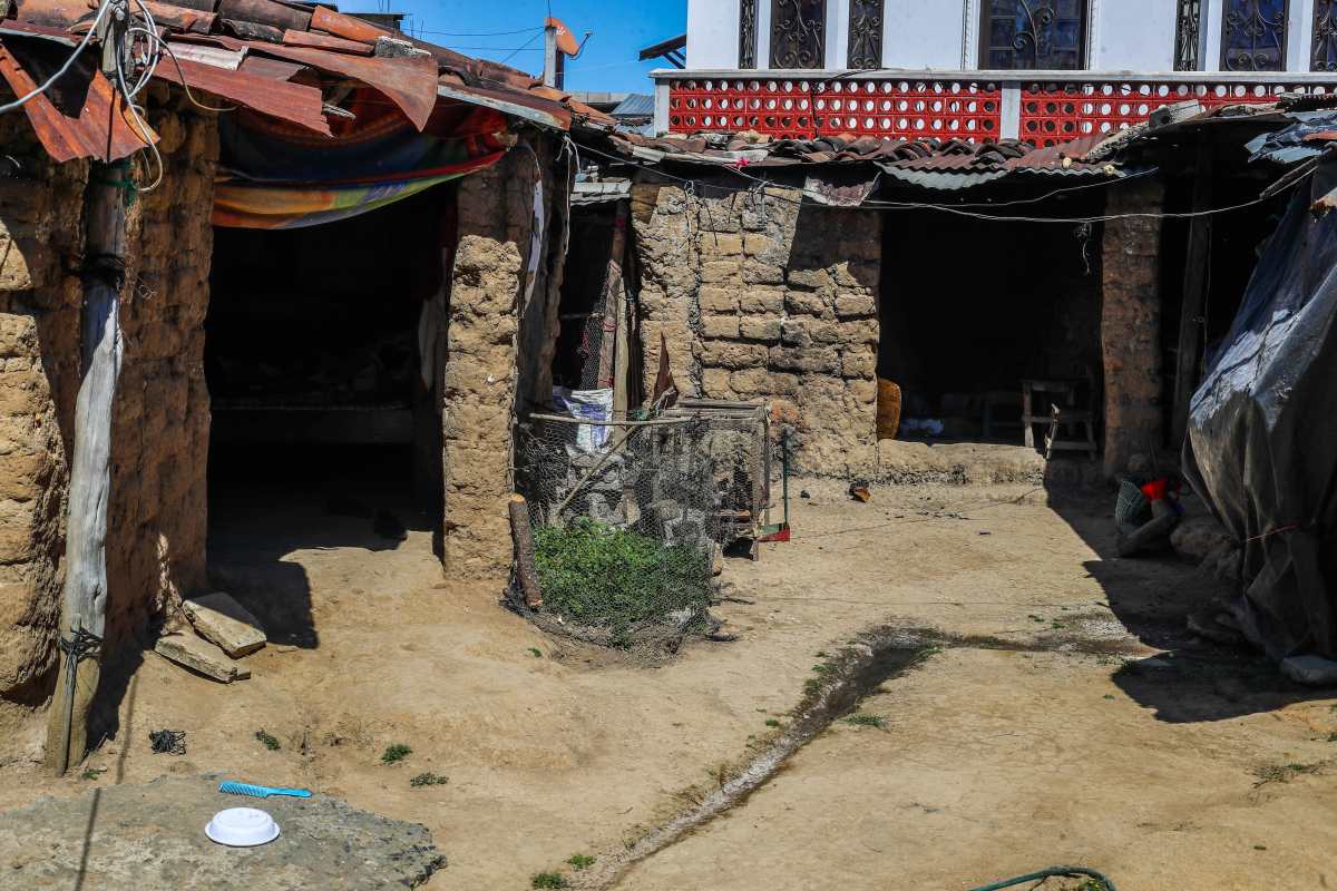 Esta casa se ubica en el centro de San Juan Comalapa, es la casa de Francisca Quiná, de 75; quien sobrevivió al terremoto de 1976. (Foto Prensa Libre:
Juan Diego González)