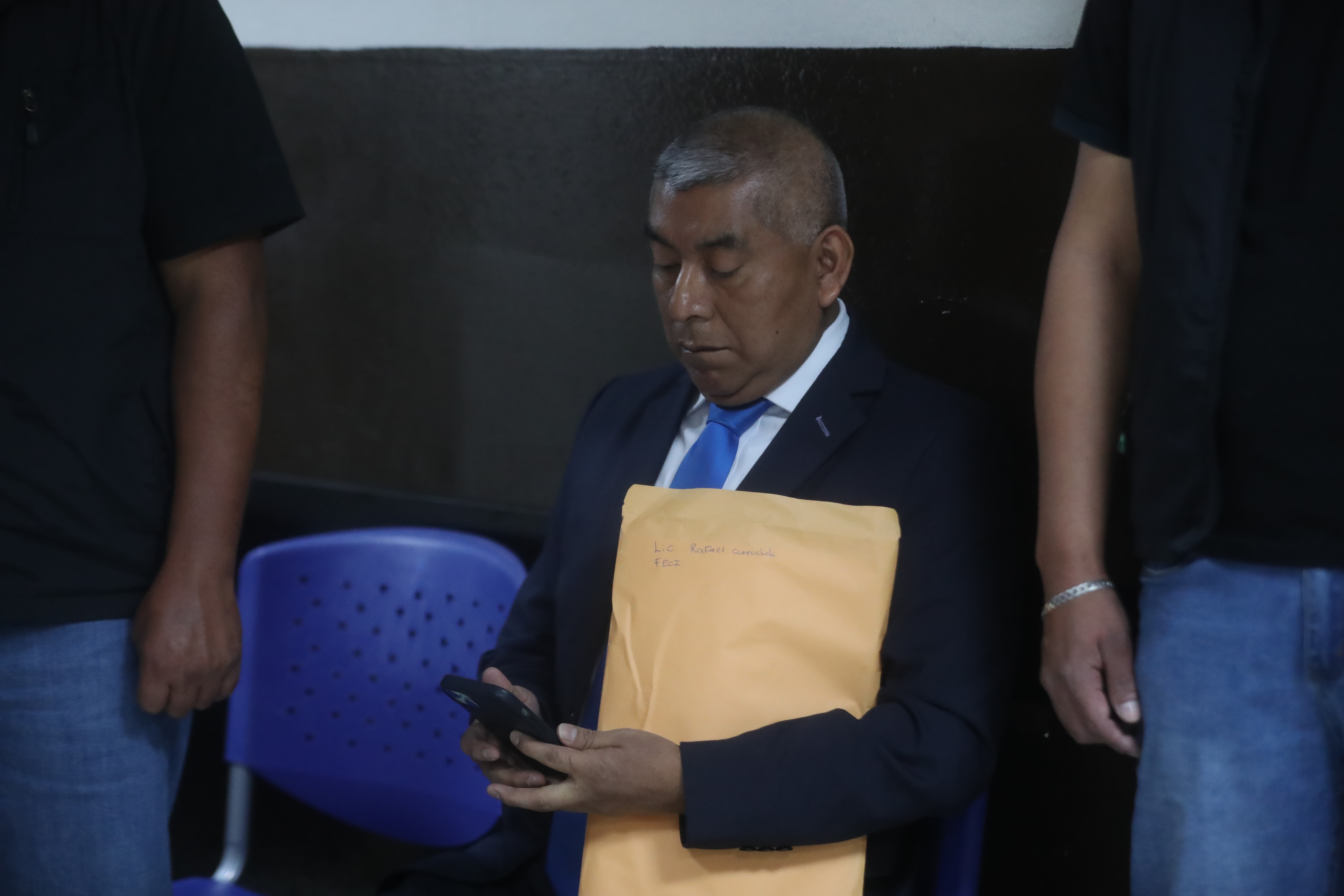 AUDIENCIA CURRUCHICHE Y ARVALO. En este da en el Juzgado Sptimo Penal, a cargo del juez Fredy Orellana, se llev a cabo audiencia por la denuncia realizada por Bernardo Arvalo en contra del fiscal Rafael Curruchiche. La misma se suspendi debido a que el abogado representante de Bernardo Arvalo present una recusacin en contra del juez para que no conociera el caso. En la imagen, Rafael Curruchiche espera el inicio de la audiencia junto a su seguridad.

Juan Diego Gonzlez.  270126