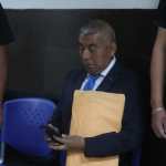 AUDIENCIA CURRUCHICHE Y ARVALO. En este da en el Juzgado Sptimo Penal, a cargo del juez Fredy Orellana, se llev a cabo audiencia por la denuncia realizada por Bernardo Arvalo en contra del fiscal Rafael Curruchiche. La misma se suspendi debido a que el abogado representante de Bernardo Arvalo present una recusacin en contra del juez para que no conociera el caso. En la imagen, Rafael Curruchiche espera el inicio de la audiencia junto a su seguridad.
Juan Diego Gonzlez. 270126