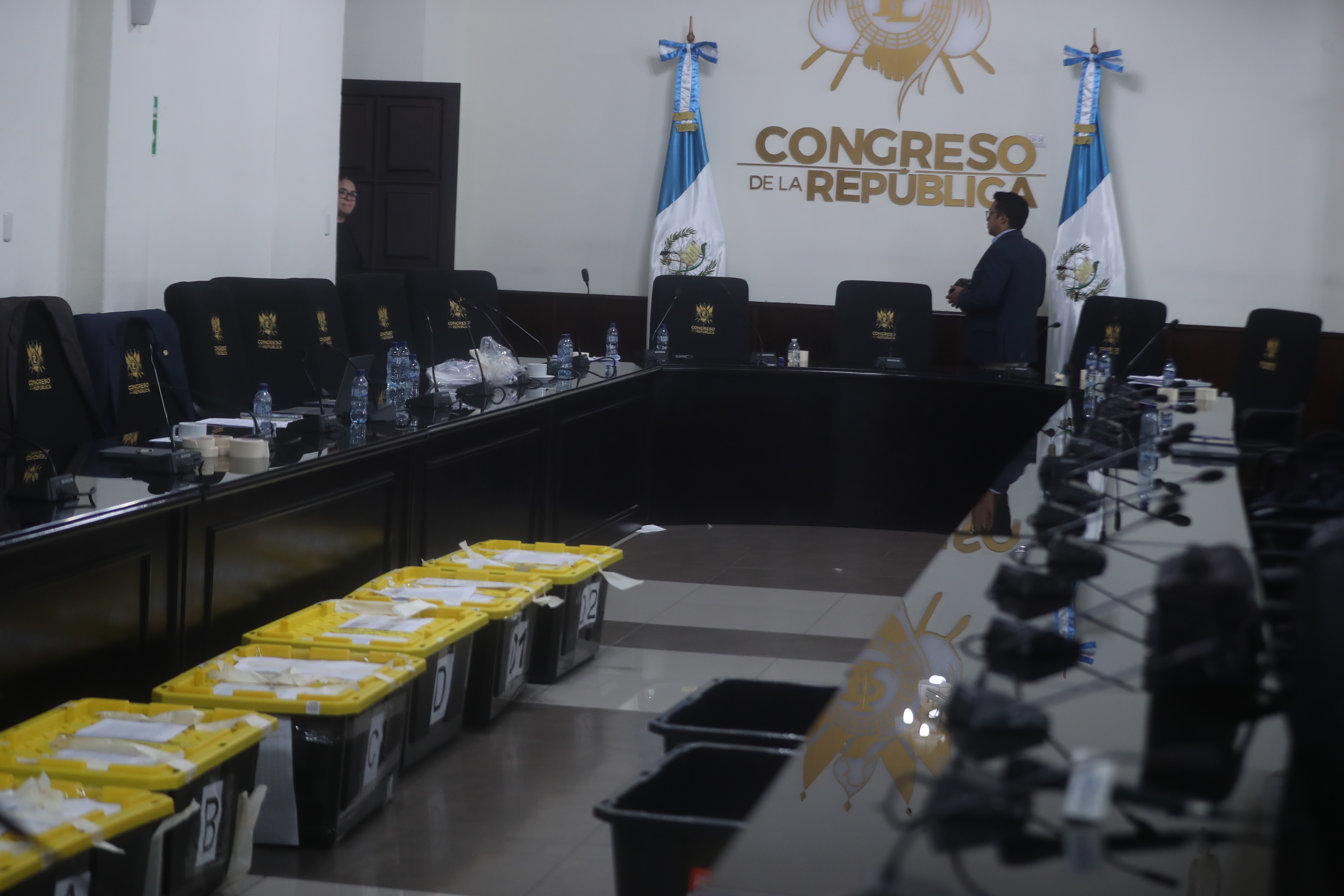 POSTULACIîN, REVISIîN EXPEDIENTES. Se llev a cabo la reunin de la Comisin de Postulacin para magistrados del TSE en las instalaciones del Congreso. En este da, la reunin se centr en redactar un informe circunstanciado sobre la negativa de solicitar el finiquito a los postulantes y por otro lado, se dio una primera revisin de los expedientes de los candidatos. Al finalizar la revisin, se rechazaron 4 expedientes de los 181 presentados, esto, porque no estaban completos con todos los requisitos. En la imagen, sesin de la Comisin de Postulacin. Revisin de los expedientes de los candidatos.

Juan Diego Gonzlez.  290126