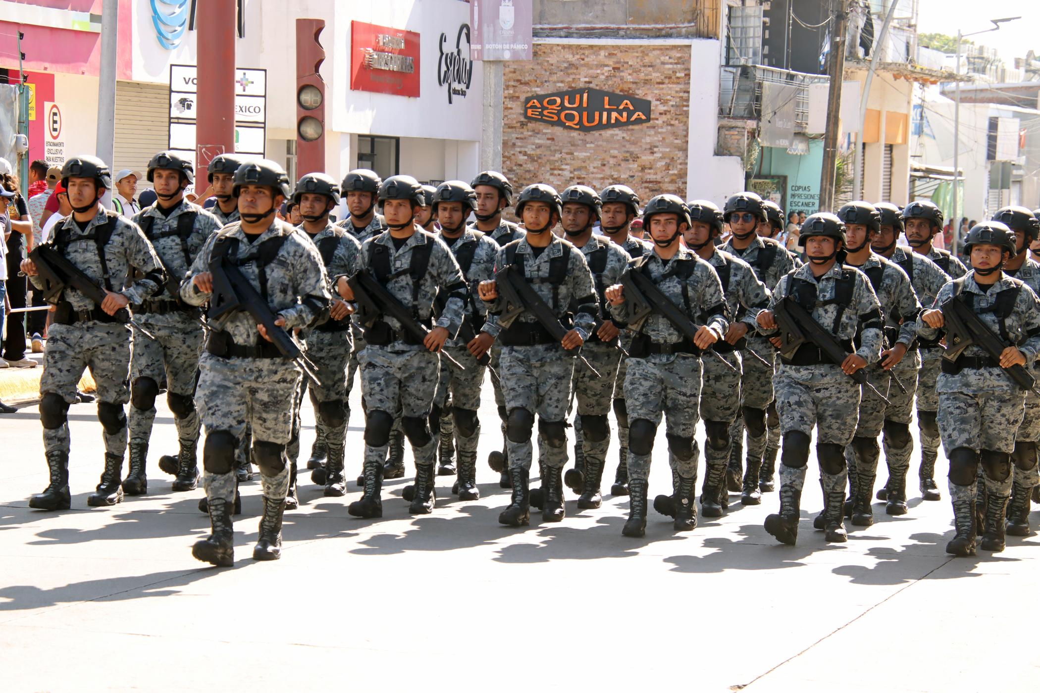 MEX3091. TAPACHULA (MÉXICO), 21/01/2026.- Personal de la Guardia Nacional realiza labores de vigilancia este martes, en Tapachula (México). En la frontera de México con Guatemala, ciudadanos, empresarios y activistas reconocieron este miércoles un clima de inquietud y preocupación en la zona, tras el estado de sitio de 30 días decretado por el gobierno de Guatemala para combatir a las pandillas y un posible riesgo de que los delincuentes puedan cruzar a México. EFE/ Juan Manuel Blanco